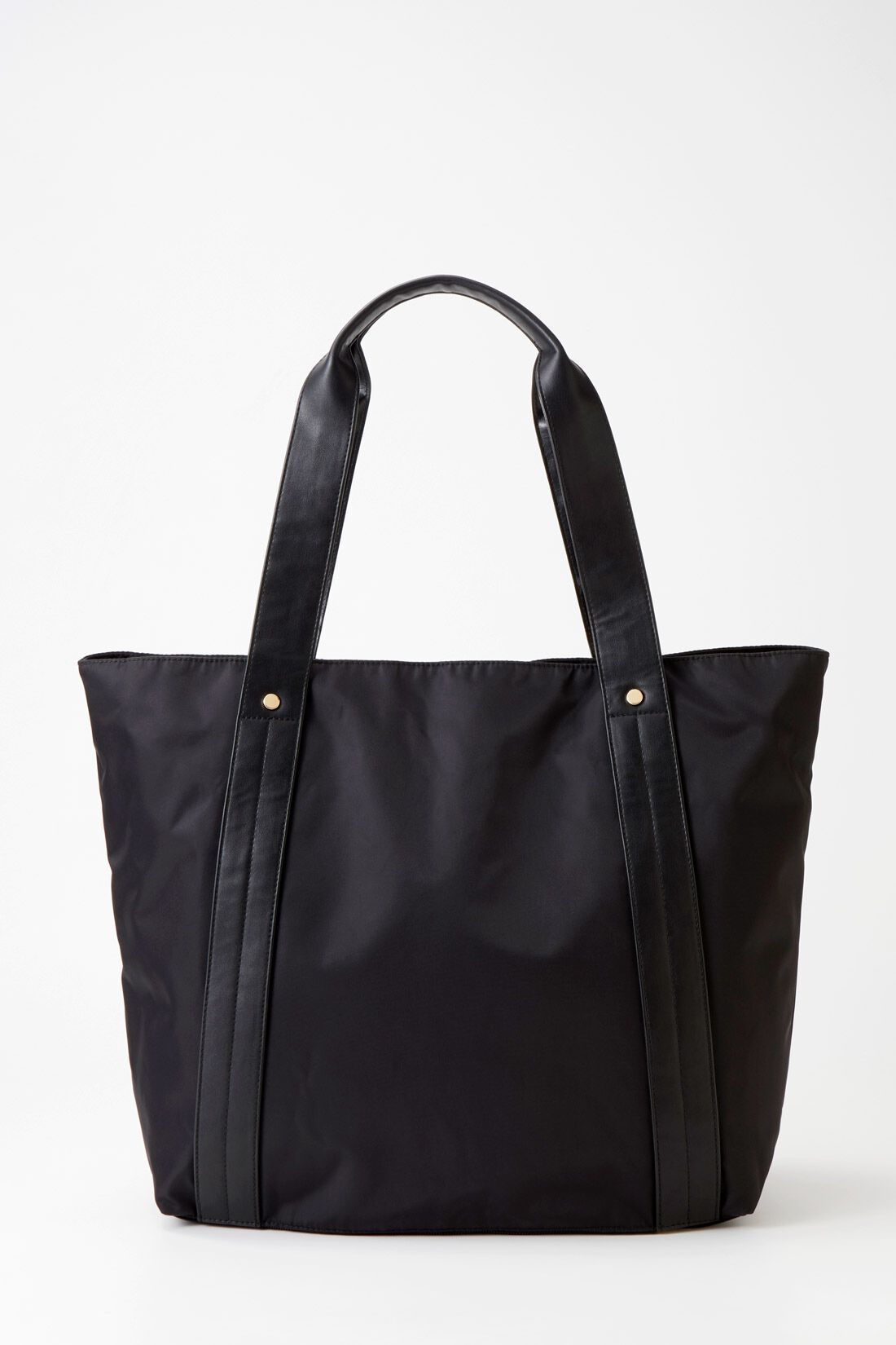 FELISSIMO Mama|Moredde　サコッシュ付き　大容量2‐WAYマザーズトートバッグ〈ブラック〉|つやりとしたポリエステル素材と、合皮の持ち手がきれいめな印象に。