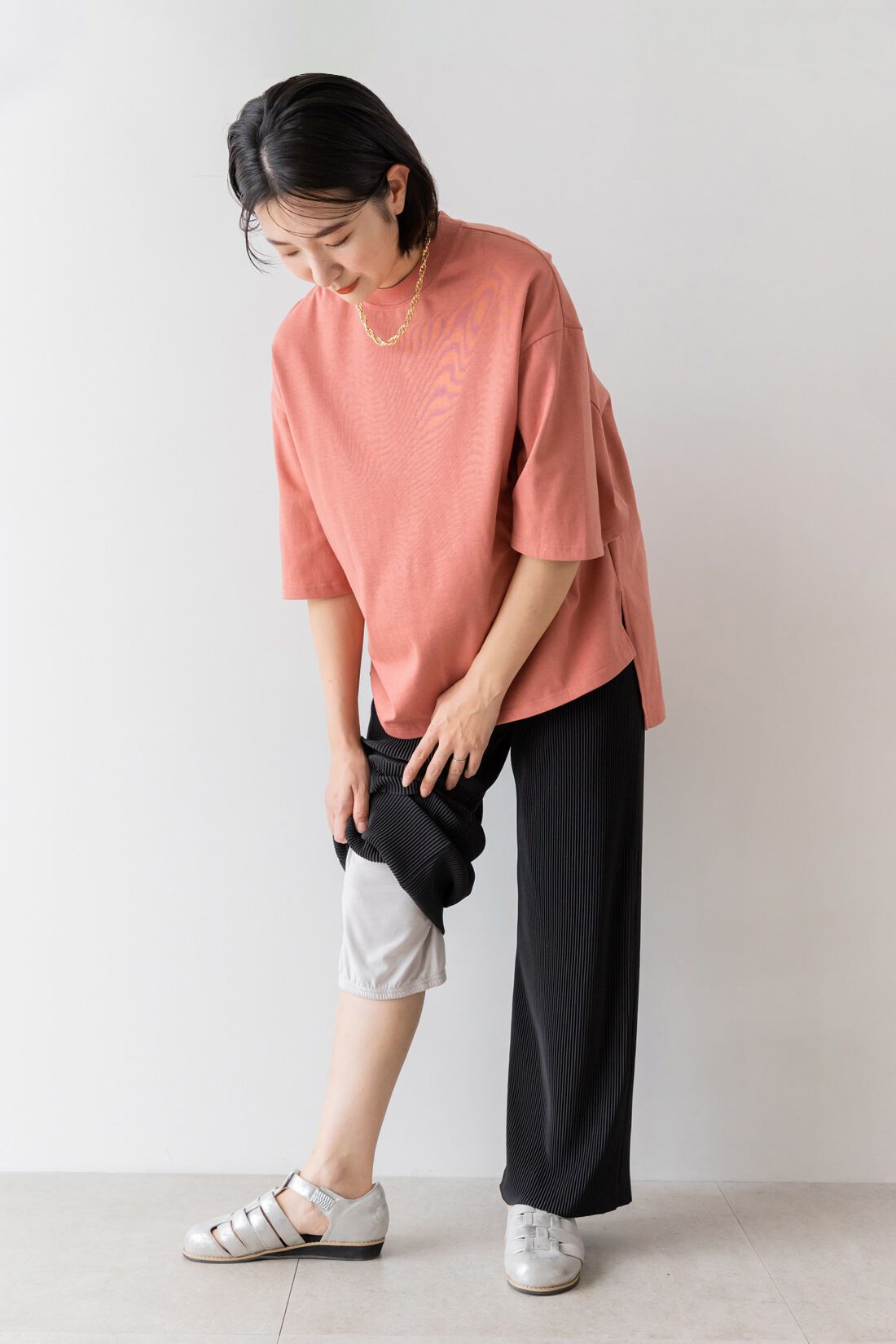 FELISSIMO Mama|Moredde　産前産後で使える　お悩みをくるっと解決してくれるペチパンツ〈アイスグレー〉|ボトムスのすそが地面につかないように留めることができます。
