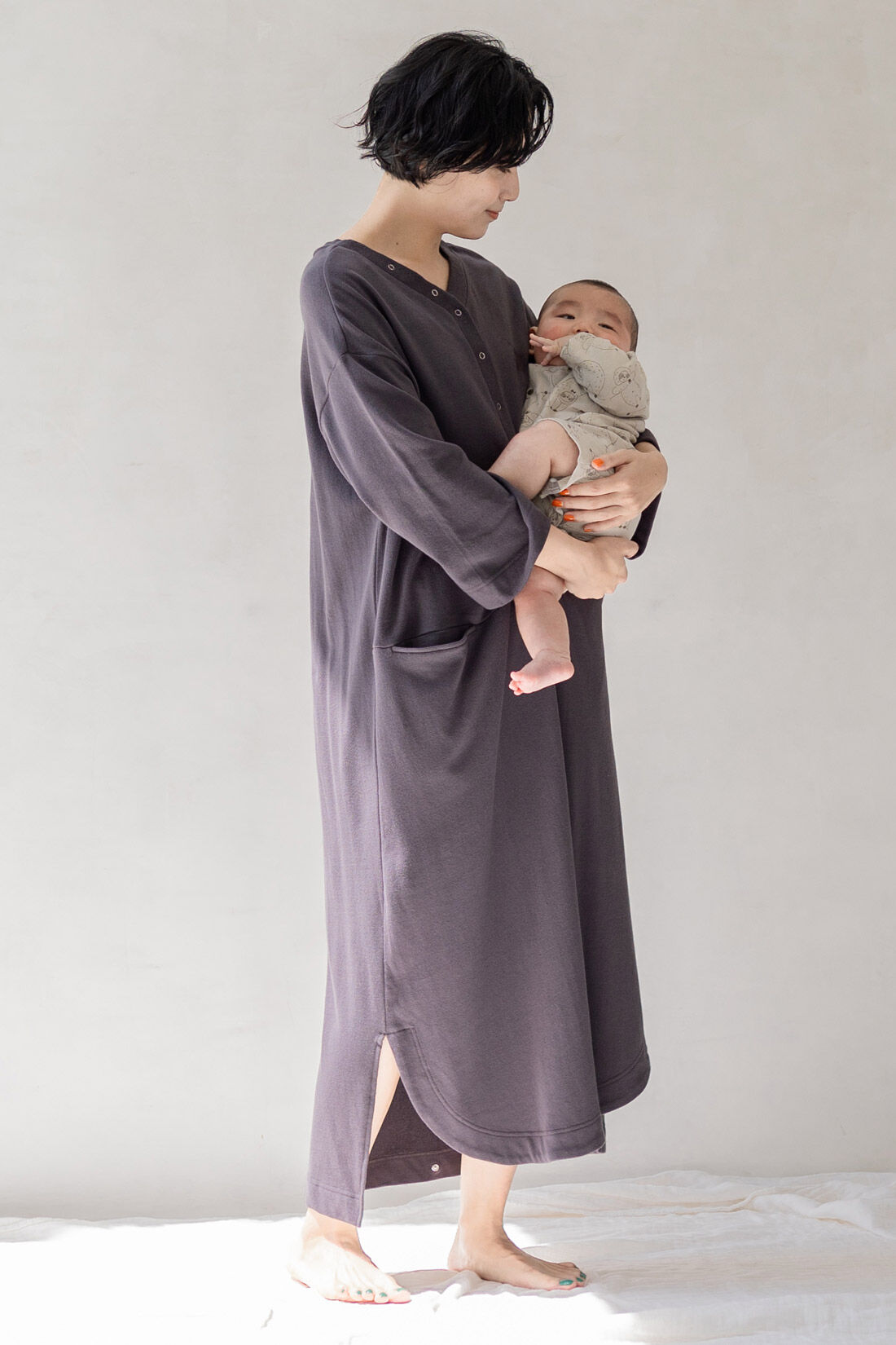 フェリシモMama|Moredde　お風呂あがりにあわてない！ママの時短を叶える　バスローブパイルワンピース〈ライラックパープル〉|長めの袖丈で赤ちゃんを抱っこしたときに安心。 ※写真は別色です。