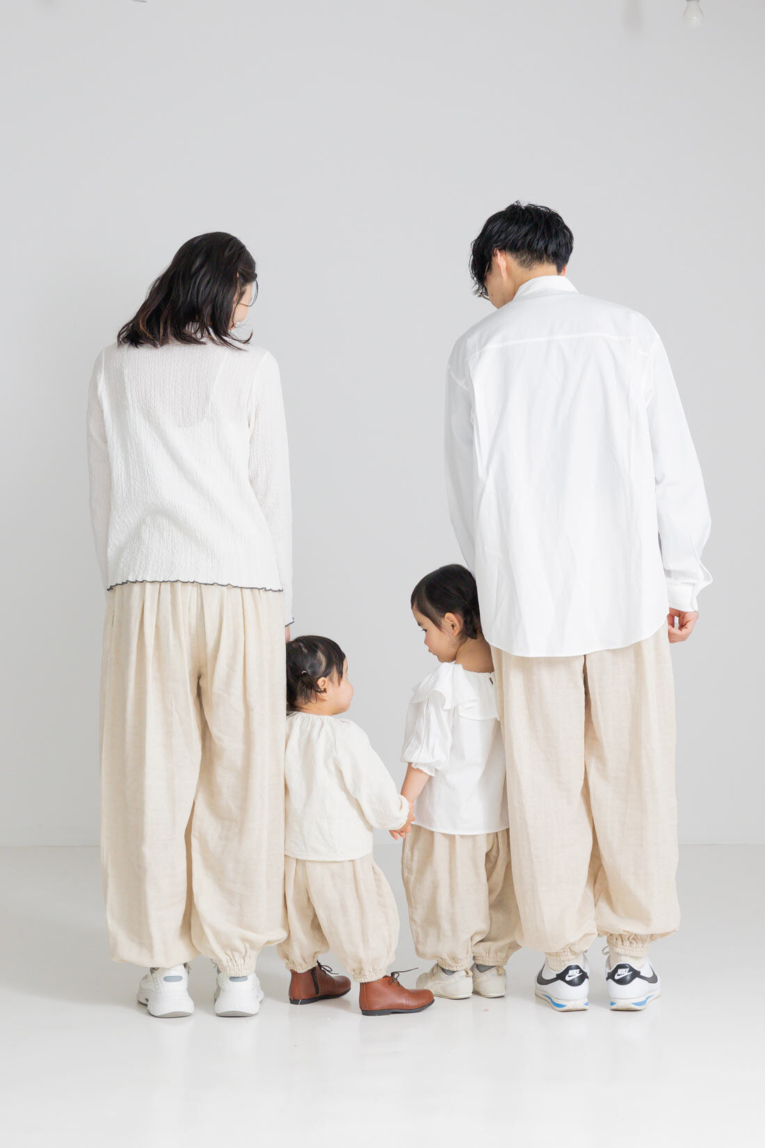 FELISSIMO Mama|リブ　イン　コンフォート　肌に当たる裏側は綿１００％！　風合いのいい麻混ダブルガーゼのぽんわりキッズパンツ〈ベージュ〉|後ろ姿もぽんわりした形がかわいい