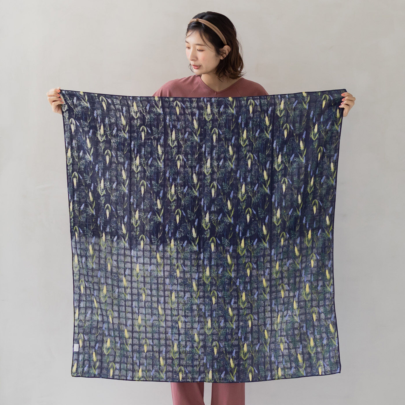 FELISSIMO Mama|タムロアヤノ×フェリシモＭａｍａ【Moredde】　モスリンコットンが心地いいおくるみ〈夜のバンクシア〉|裏側はプリントのムラが生じる場合があります。