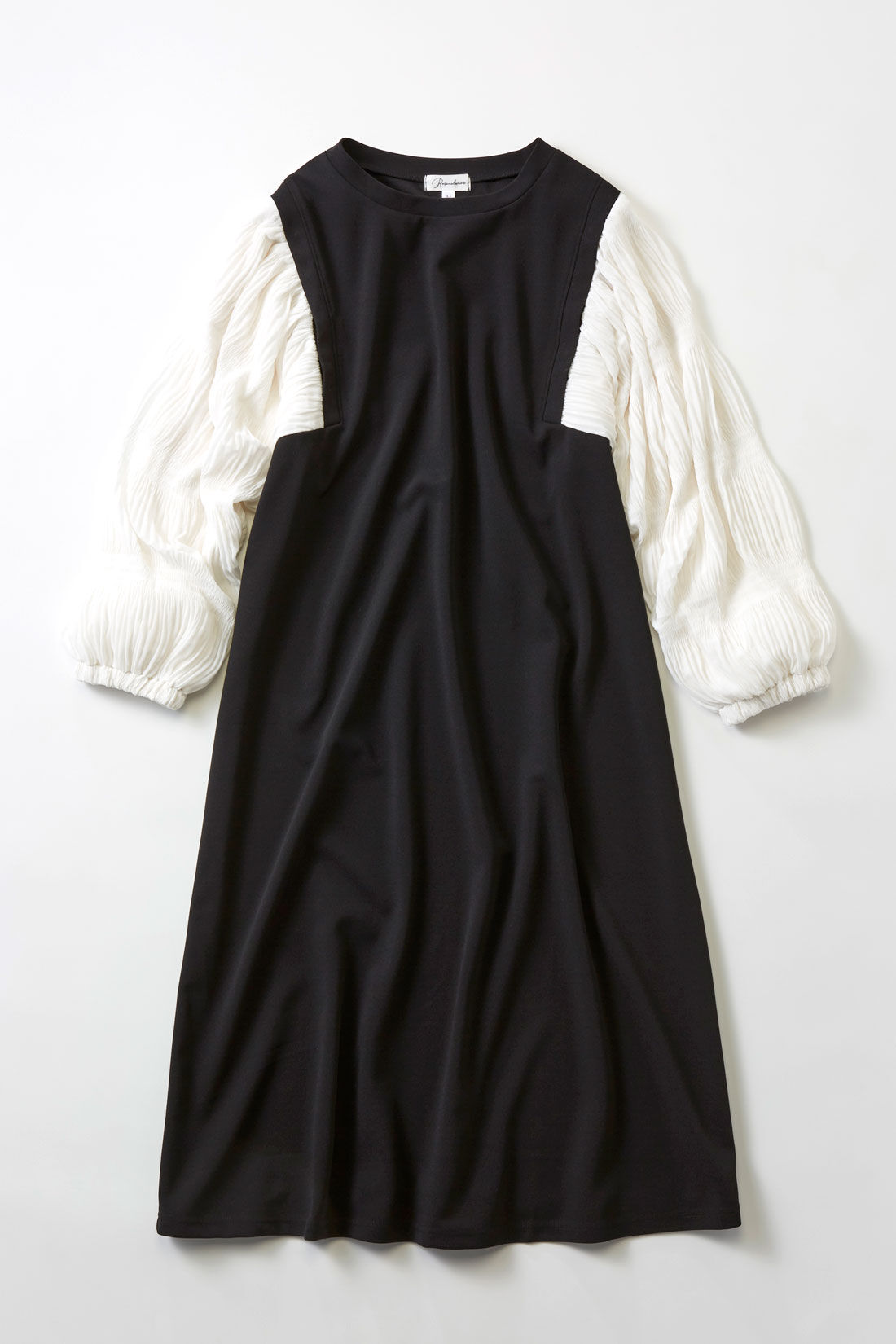 フェリシモMama|［Mama select］マタニティ・産後使える　授乳しやすい　袖シャーリング素材ワンピース〈ブラック〉|ブラウスにジャンパースカートを重ね着したような、切り替えデザインのワンピース。