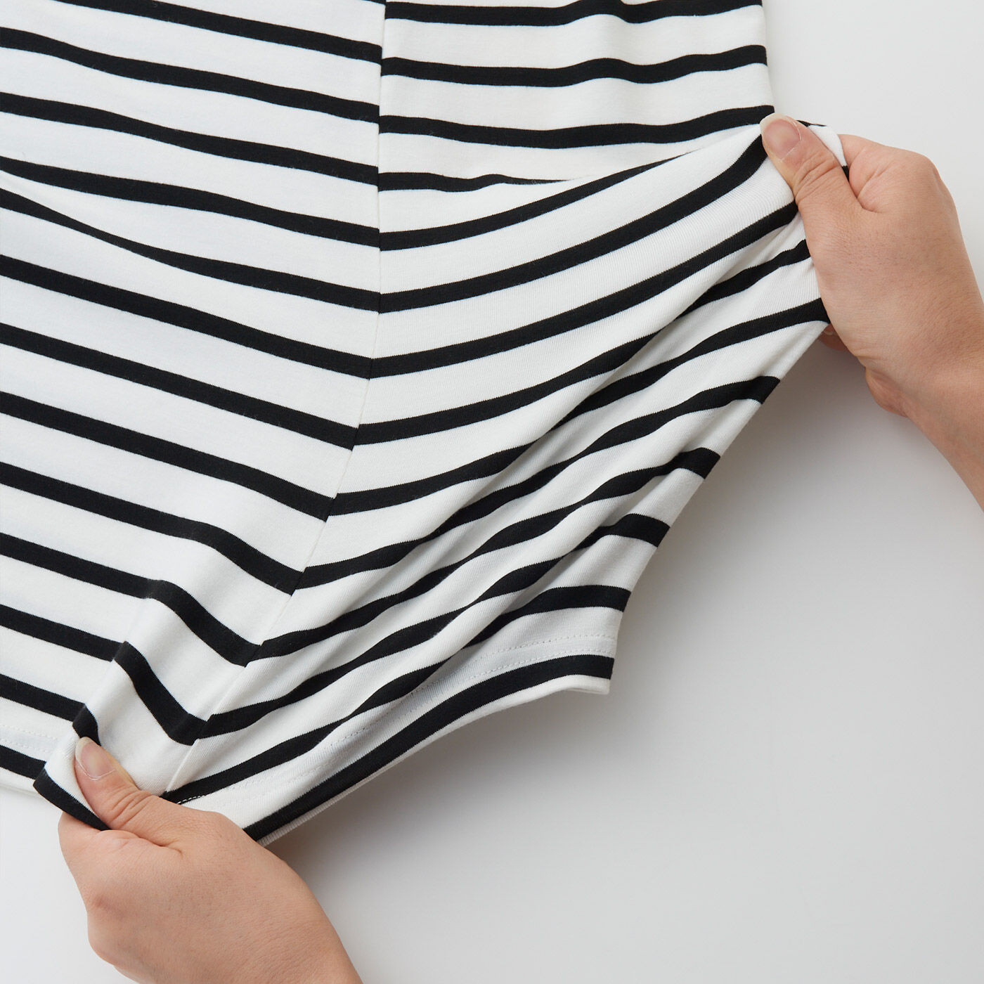 フェリシモMama|Moredde　ワイヤー入りの衿ぐりで安心　ストレッチカットソーで３６０度すっぽり覆うポケッタブル授乳ケープ　〈キャメル〉|ストレッチの効いたやわらかくしなやかなカットソー素材。　※写真は別色です。