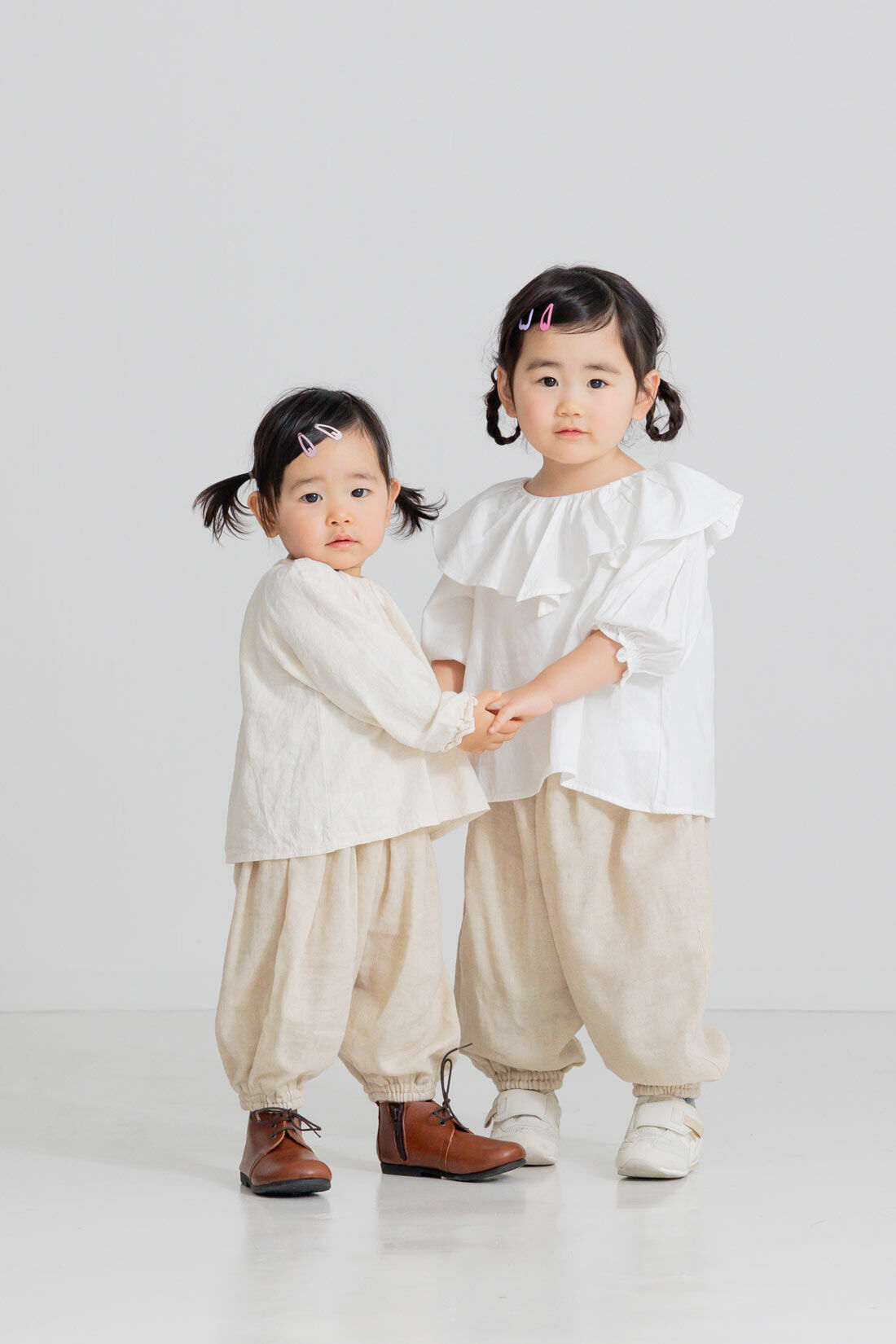 FELISSIMO Mama|リブ　イン　コンフォート　肌に当たる裏側は綿１００％！　風合いのいい麻混ダブルガーゼのぽんわりキッズパンツ〈ベージュ〉|左model:H80 　着用サイズ：80サイズ　右model:H94 　着用サイズ：100サイズ