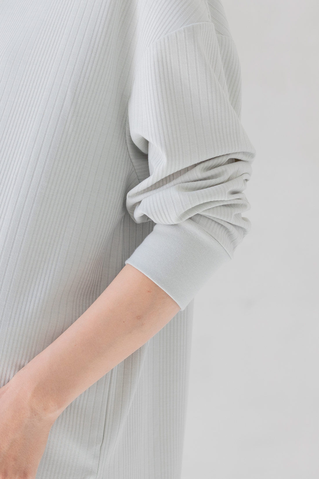 FELISSIMO Mama|Moredde　マタニティから産後も使える　ママによりそうリブカットソーのルームウェアセット〈アイボリー〉|袖は異素材切り替えで、プッシュアップしても落ちてきにくく、家事や赤ちゃんのお世話にぴったり　※写真は別色です。