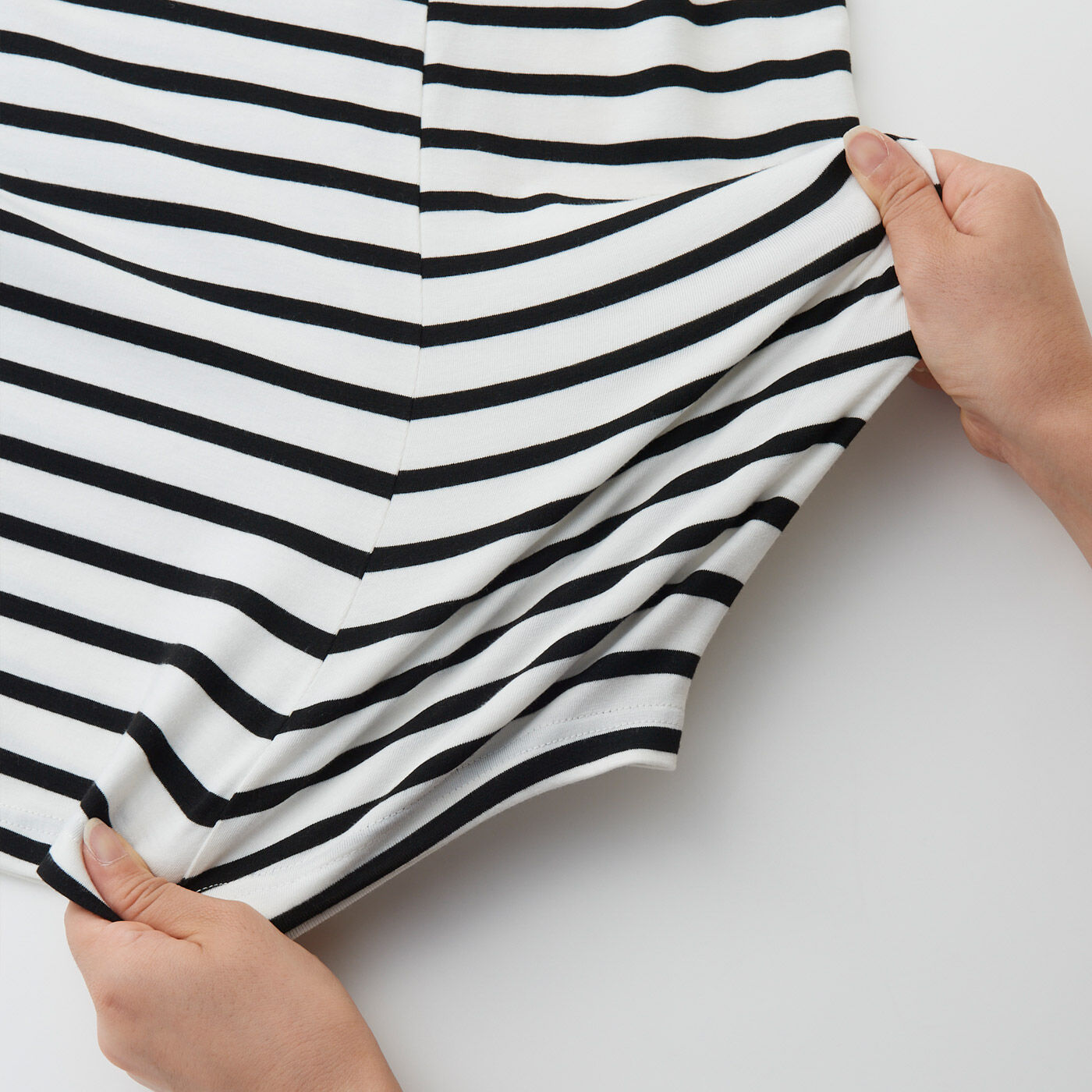 FELISSIMO Mama|Moredde　ワイヤー入りの衿ぐりで安心　ストレッチカットソーで３６０度すっぽり覆うポケッタブル授乳ケープ　〈オフホワイトボーダー〉|ストレッチの効いたやわらかくしなやかなカットソー素材。