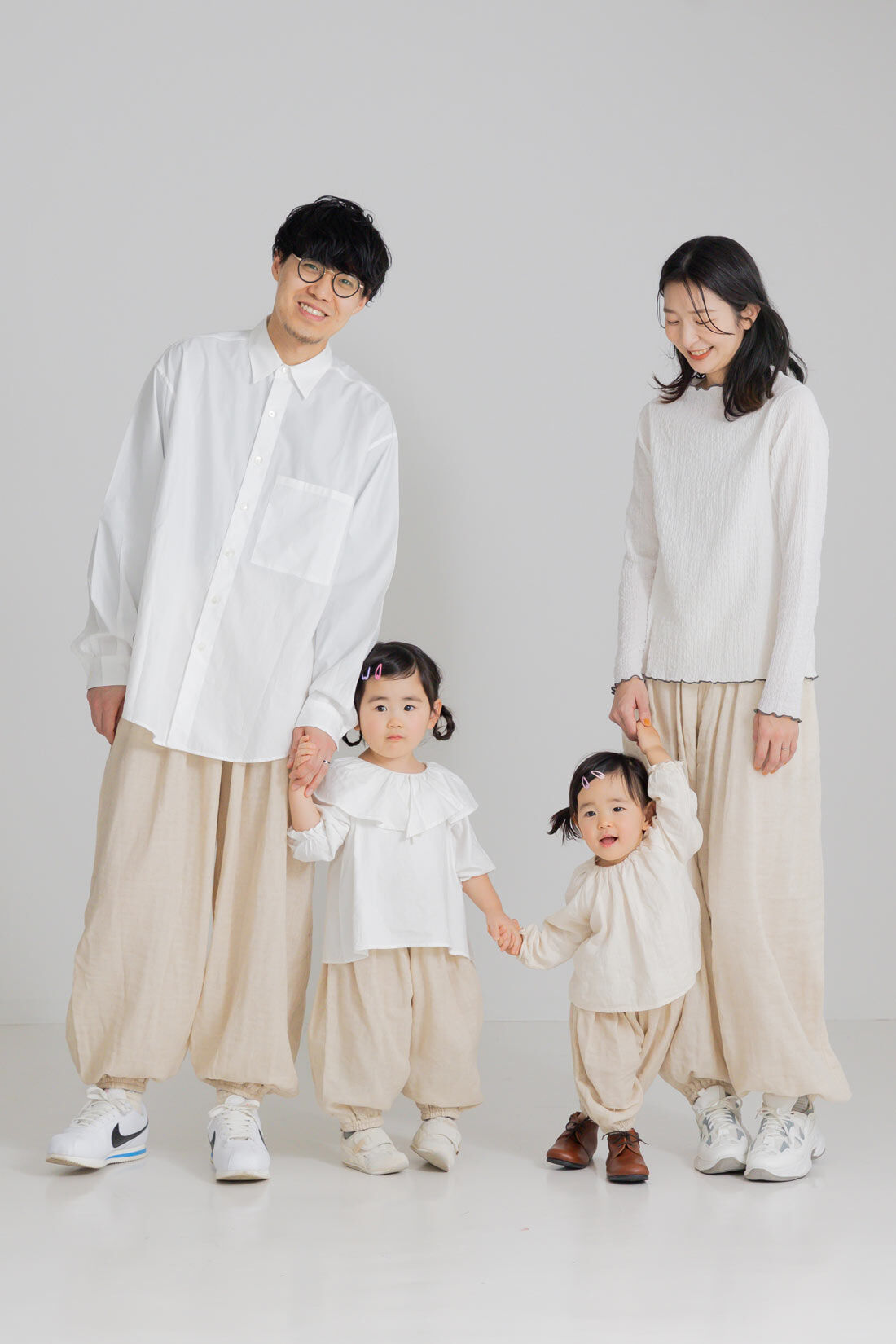 FELISSIMO Mama|リブ　イン　コンフォート　肌に当たる裏側は綿１００％！　風合いのいい麻混ダブルガーゼのぽんわりキッズパンツ〈ベージュ〉|ママ　model:H167　着用サイズ：MTサイズ　パパ　model:H177　着用サイズ：LLサイズ