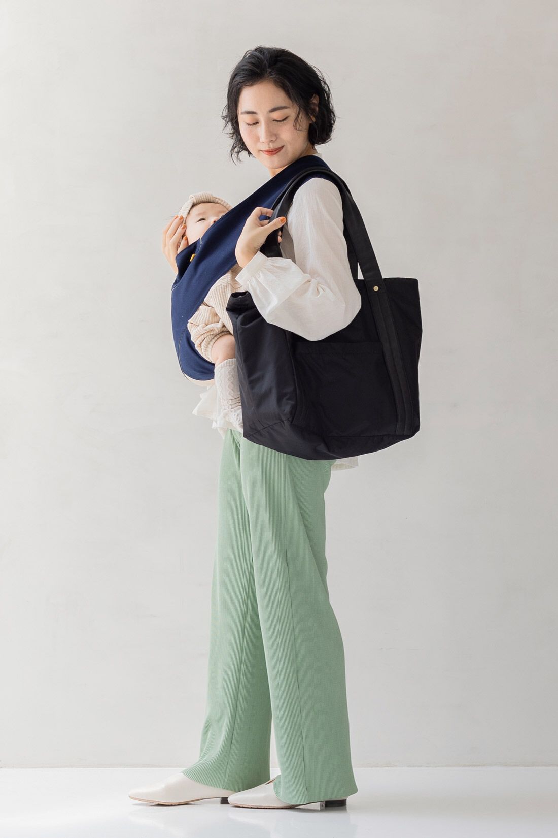 FELISSIMO Mama|Moredde　サコッシュ付き　大容量2‐WAYマザーズトートバッグ〈ブラック〉|上着を着ても肩掛けしやすい長さの持ち手。