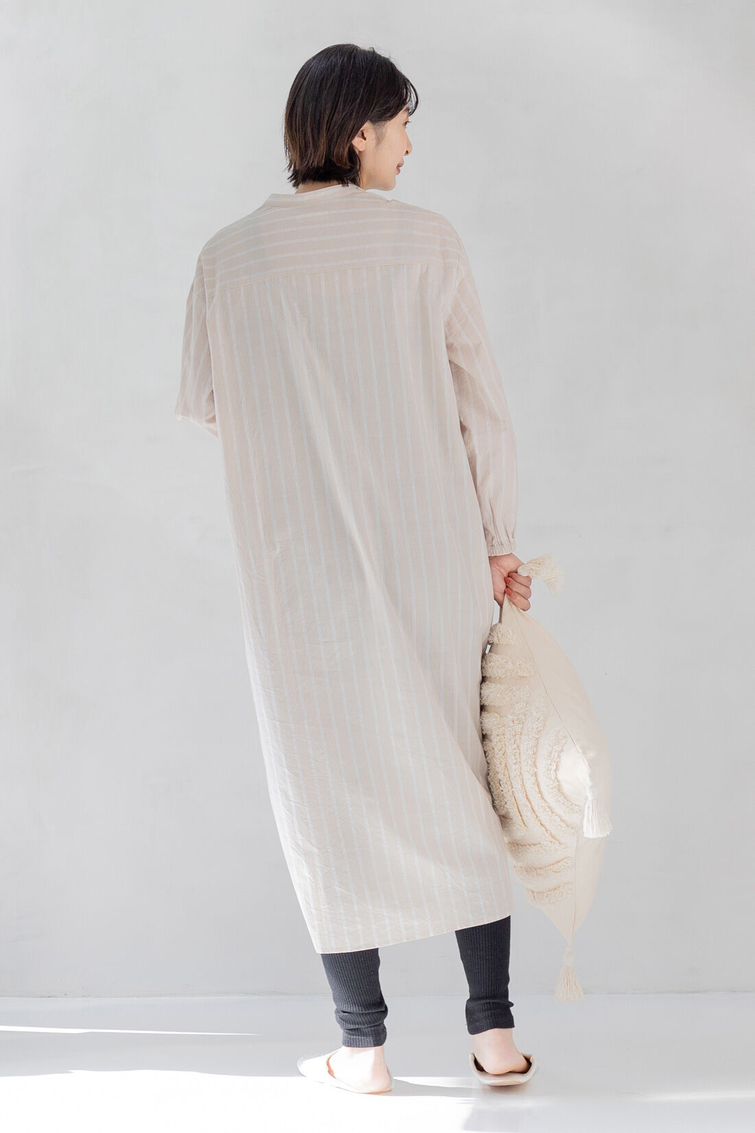 FELISSIMO Mama|【はじめてのマタニティセット】Moredde　マタニティから産後も使える　ワンピースパジャマ〈ベージュストライプ〉＆カップ付き授乳キャミソール〈オフベージュ〉|バックスタイルはヨーク切り替えでメリハリアップ