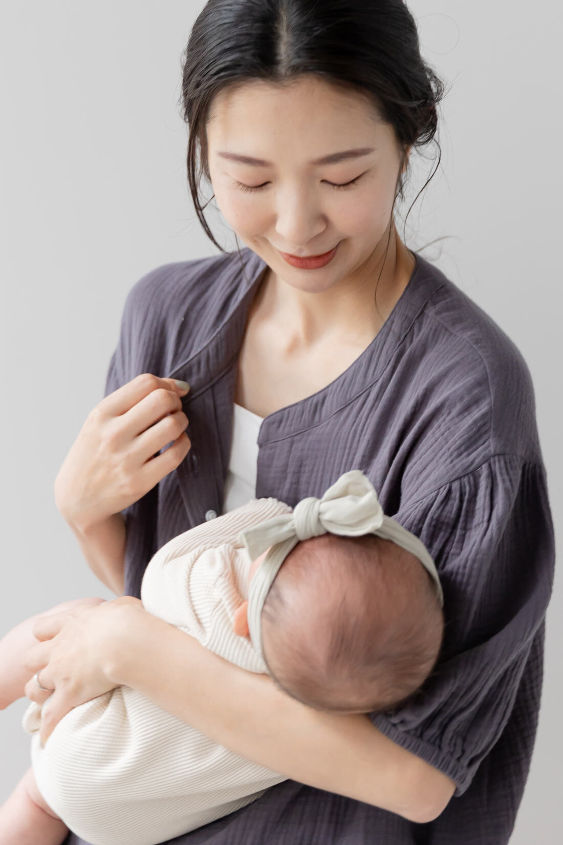 フェリシモMama|［Mama select］産前・産後使える　ダブルガーゼ素材マタニティ半袖パジャマ〈チャコール〉|第１ボタンより下、胸もとのボタンだけスナップボタンになっていて授乳時に便利。