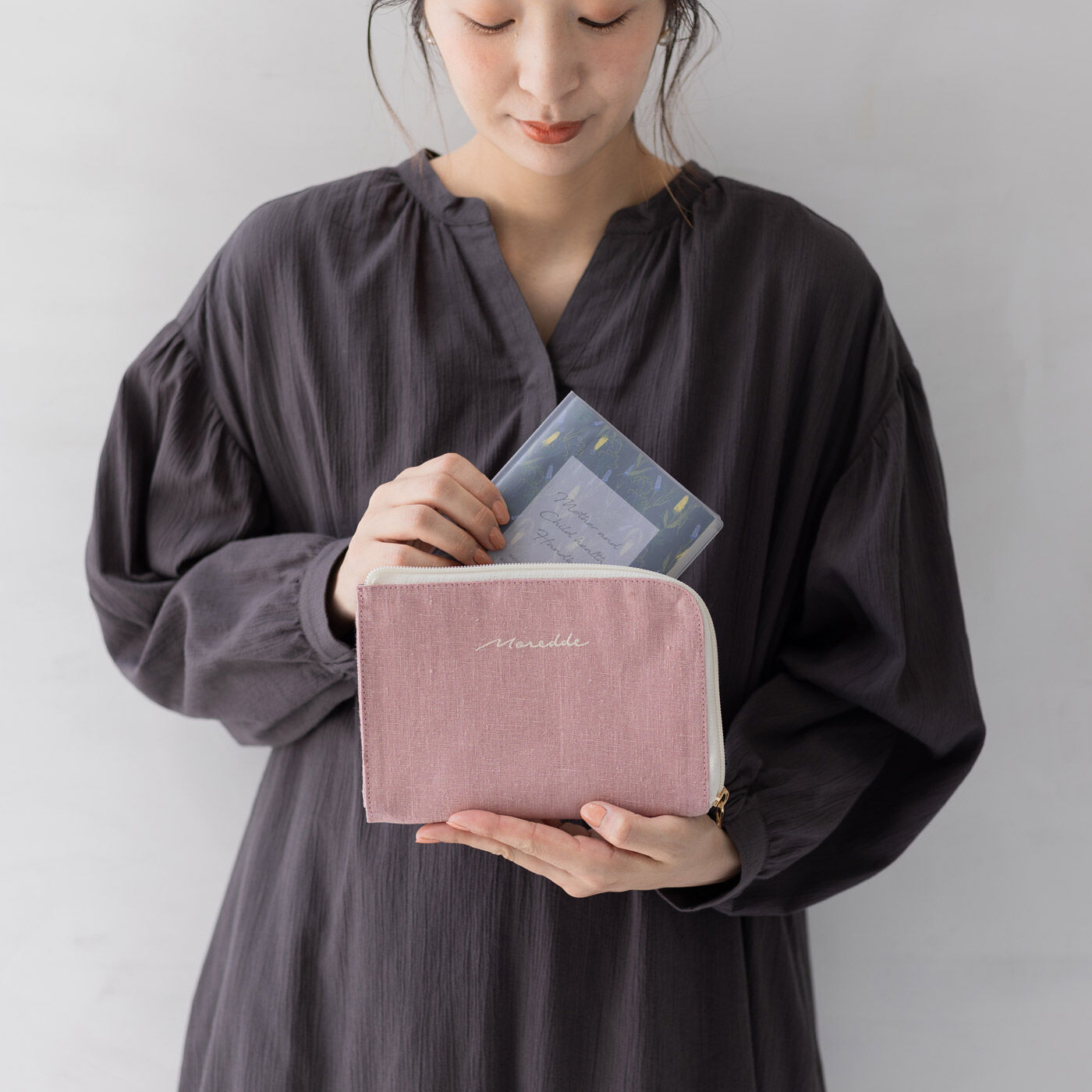 Moredde ジャバラポケットで仕分け上手 軽くてスリムな母子手帳