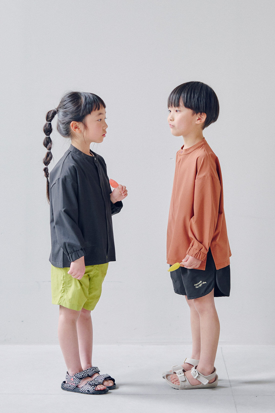 FELISSIMO Mama|Moredde　オーバーサイズのシャツみたいなUVカットキッズラッシュガード〈ブラック〉|サイドのスリットで抜け感アップ