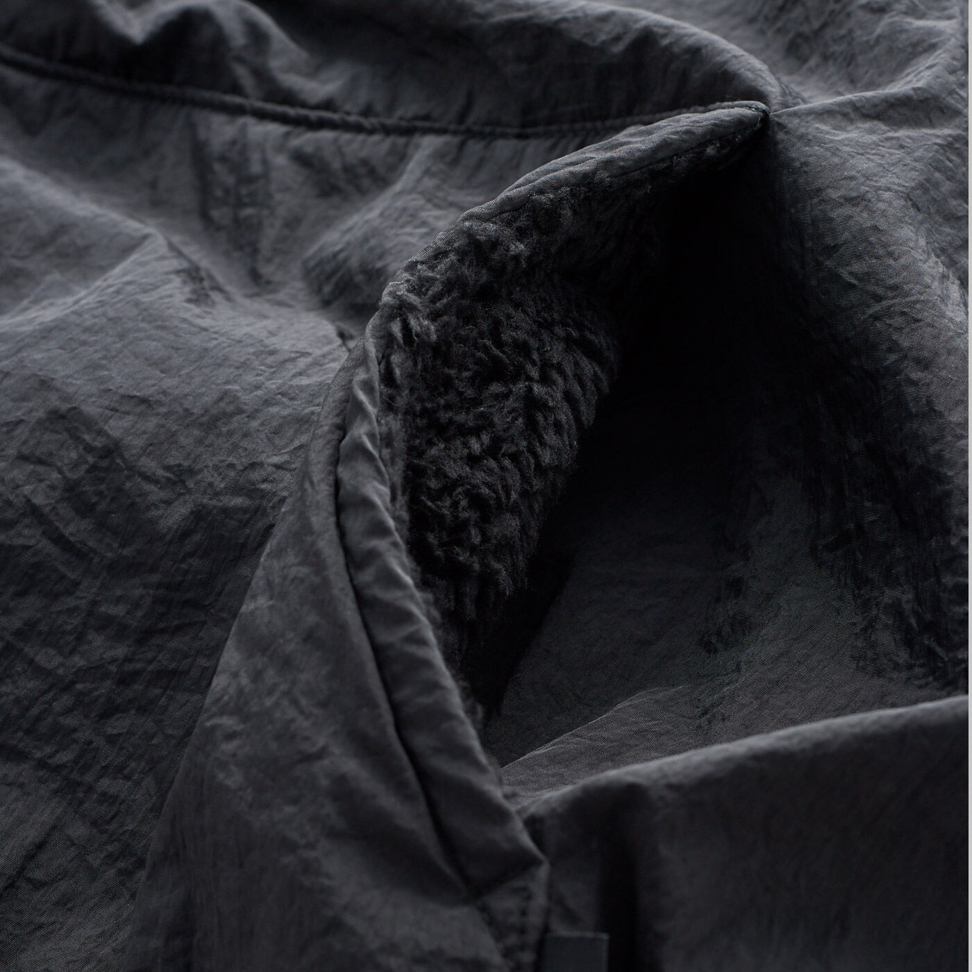 フェリシモMama|Moredde　コートと同素材で揃えてスマートな　抱っこひも＆ベビーカー防寒カバー〈ブラック〉|ポケットの内側はボア素材で暖か。