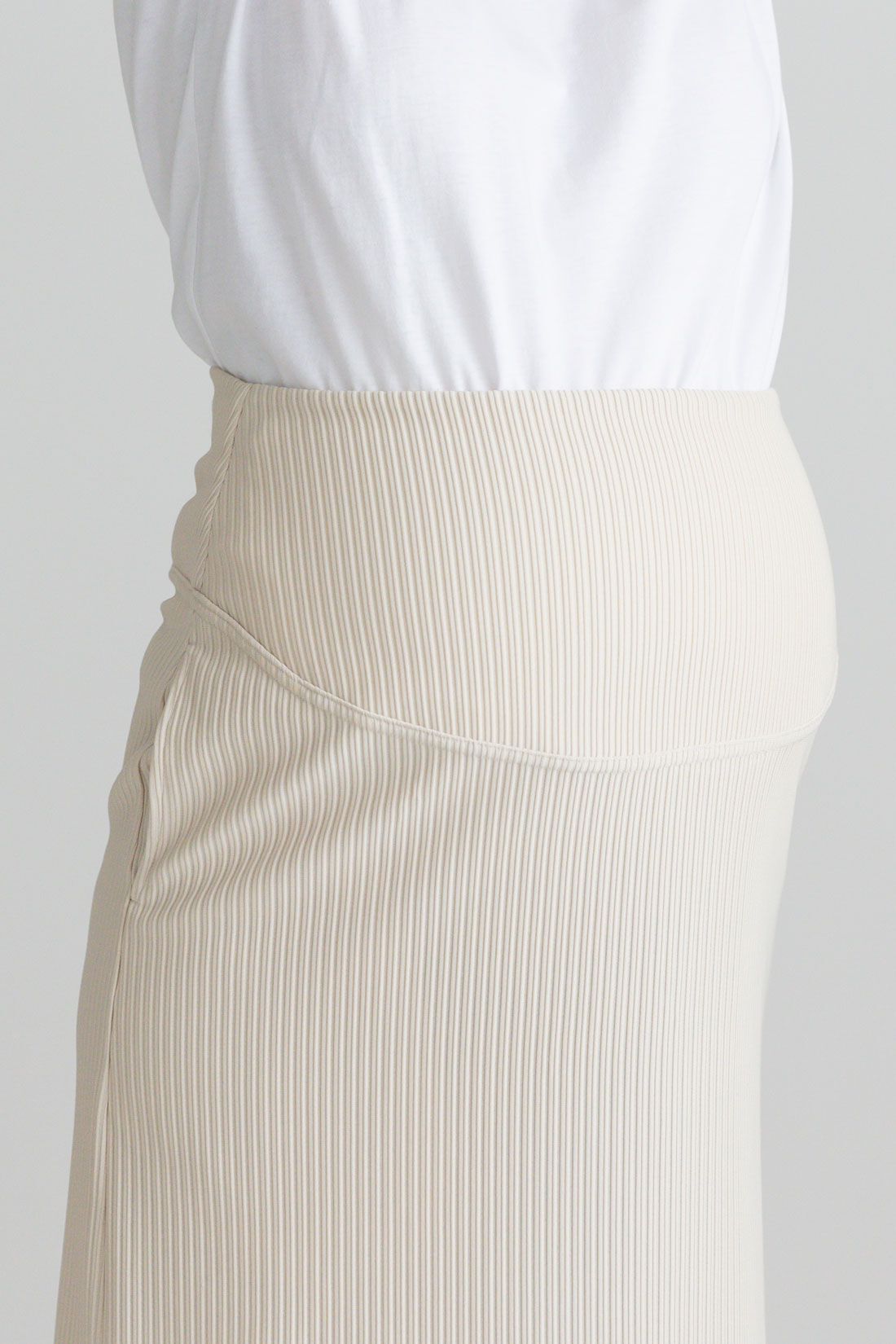 フェリシモMama|Moredde　リップルカットソー素材がらくちんきれいな　産前産後使えるIラインスカート〈アイボリー〉|おなか周りの切り替え部分もスカートと同素材。見えてもきれいで高見えします。