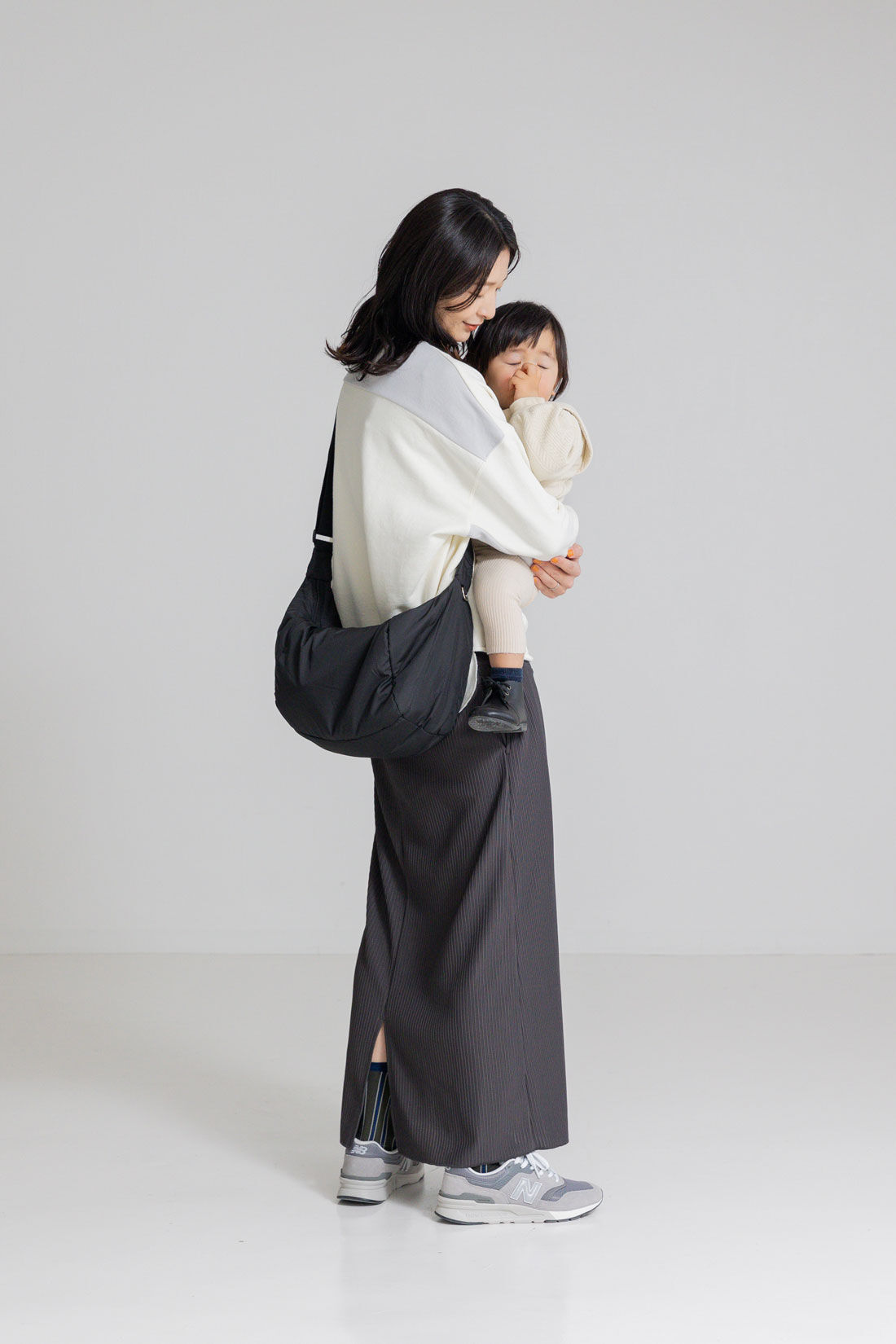 フェリシモMama|［Mama select］からだに沿う　二部屋仕様のやわらかショルダーバッグ〈ブラック〉|赤ちゃんを抱っこするママの背中に寄り添う、ちょうどよい大きさとやわらかさ