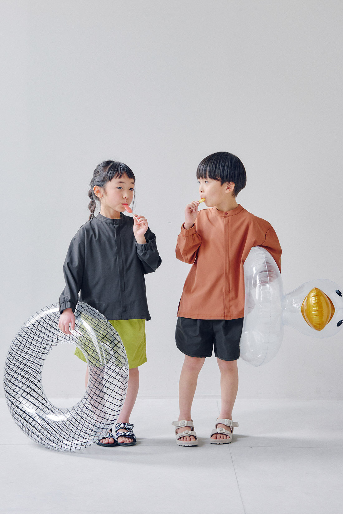 FELISSIMO Mama|Moredde　オーバーサイズのシャツみたいなUVカットキッズラッシュガード〈アプリコットブラウン〉|比翼仕立てのシャツタイプが大人っぽいデザインでおしゃれ