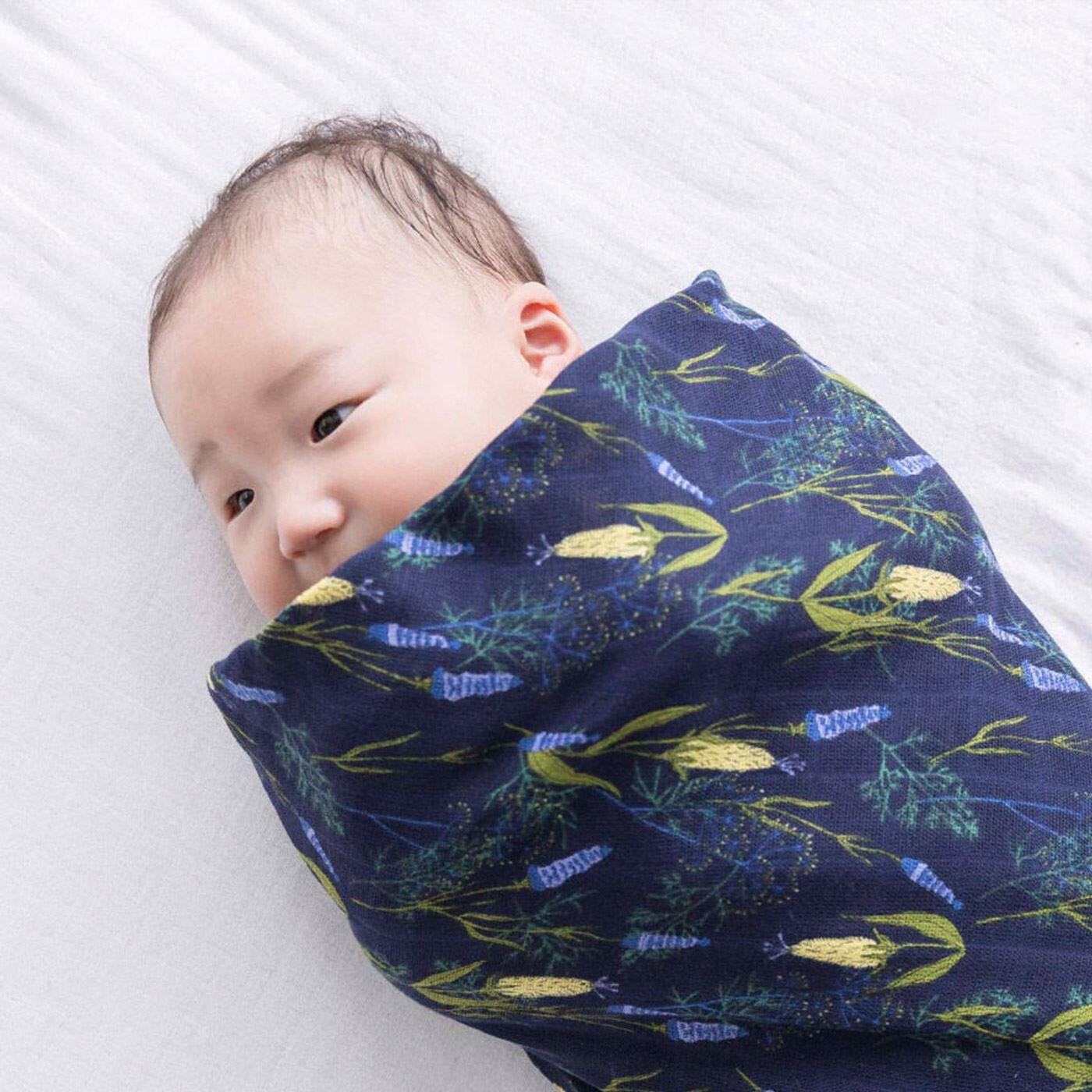 FELISSIMO Mama|タムロアヤノ×フェリシモＭａｍａ【Moredde】　モスリンコットンが心地いいおくるみ〈夜のバンクシア〉|寝る時赤ちゃんをくるむと赤ちゃんが落ち着いて寝てくれます。