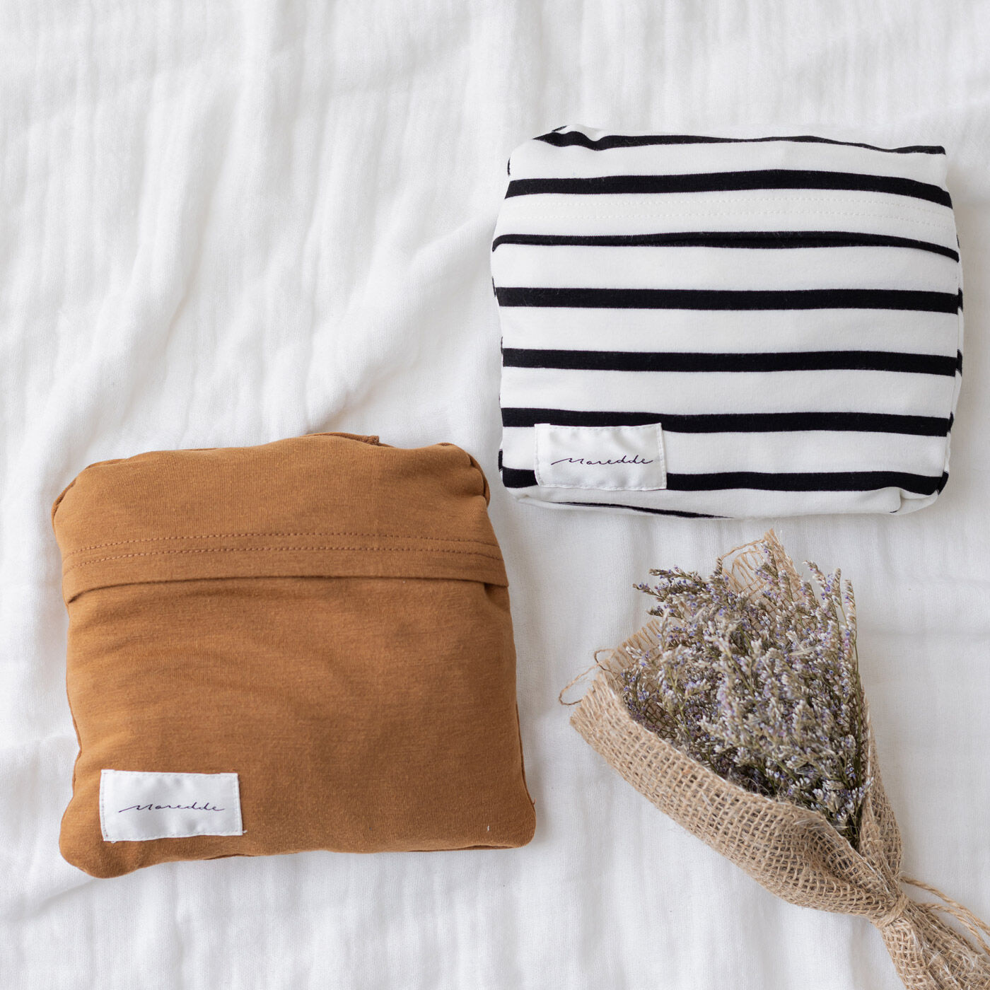 FELISSIMO Mama|Moredde　ワイヤー入りの衿ぐりで安心　ストレッチカットソーで３６０度すっぽり覆うポケッタブル授乳ケープ　〈オフホワイトボーダー〉|ポケットに収納してコンパクトになるので持ち運びにも便利です。