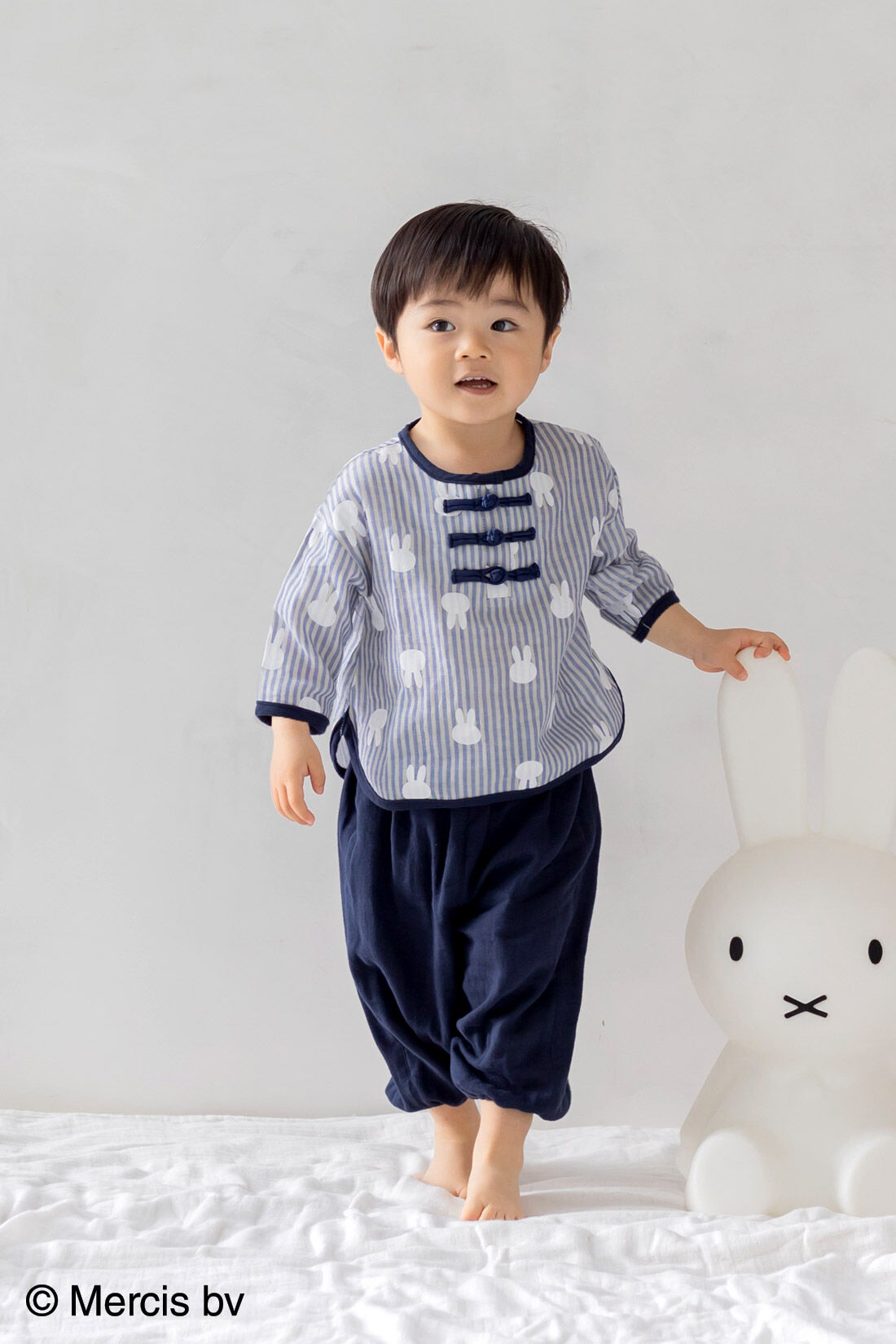 フェリシモMama|リブ イン コンフォート ×miffy　ふわふわダブルガーゼのストライプ長袖キッズセットアップ|model:H89 　モデル用90サイズ