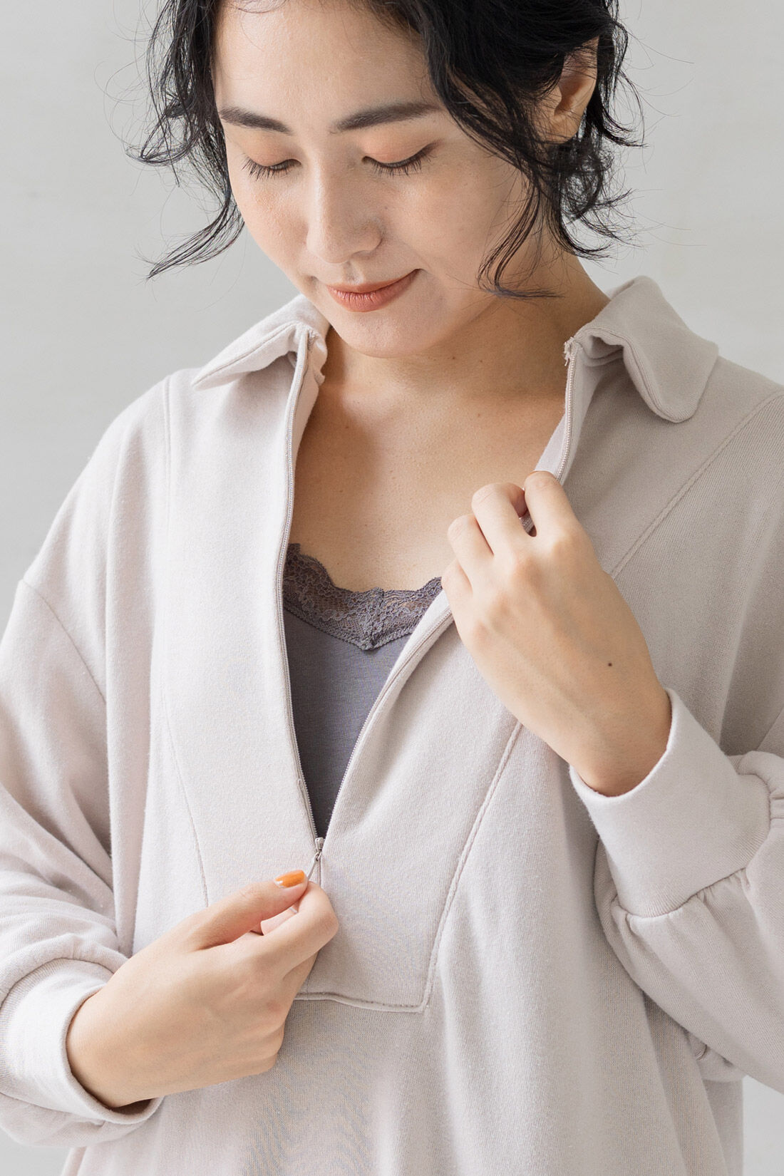 FELISSIMO Mama|Moredde　マタニティから産後も使える　授乳がらくちんフロントジップデザインのワンピ＆リブパンツルームウェアセット　〈アイボリー×ブルー〉|ファスナー開きで授乳もかんたん。