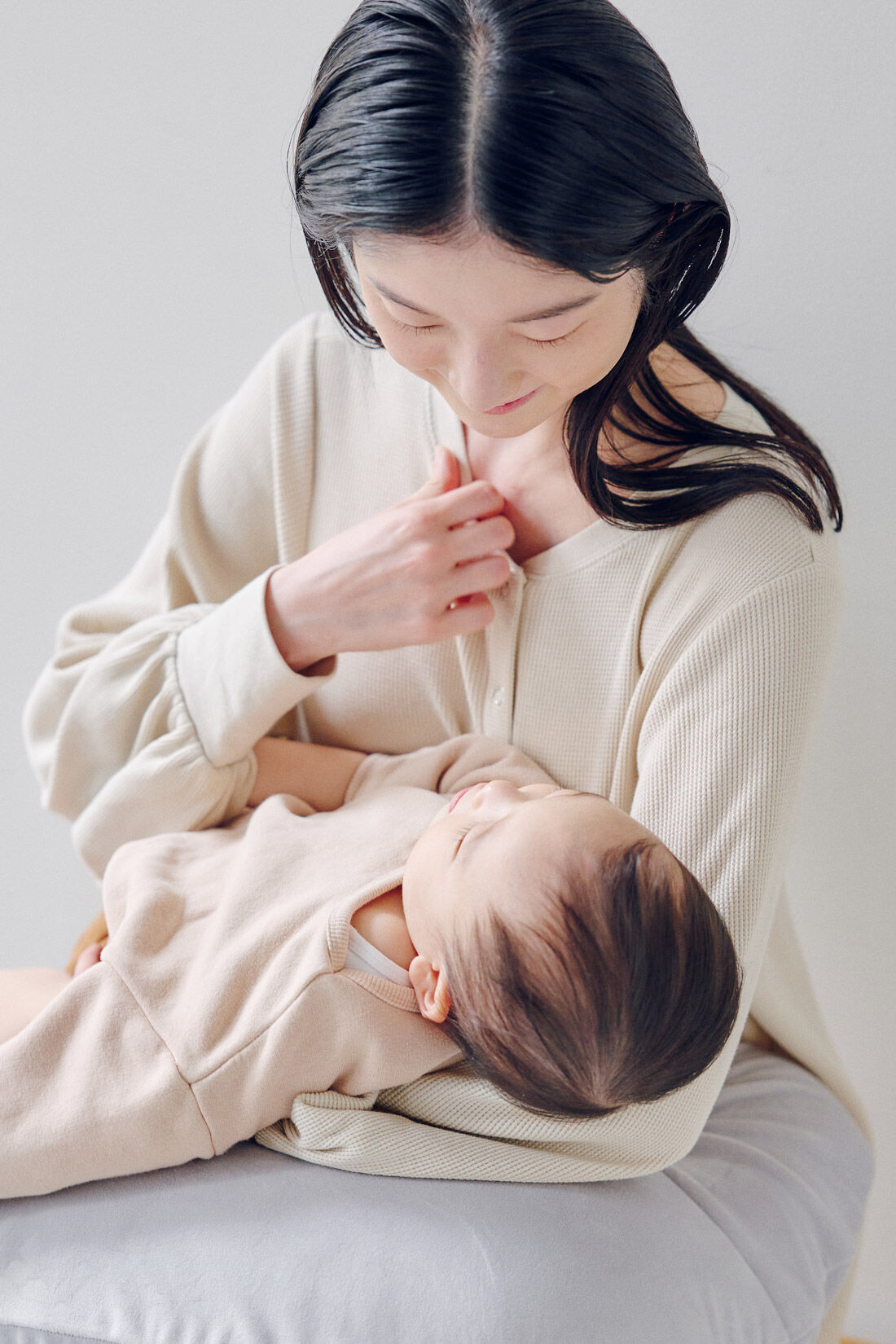 FELISSIMO Mama|【はじめての退院着セット】Moredde　ママとベビーおそろいで退院　ワンピース＆ロンパースのセレモニーセット〈ベージュ〉|フロントのスナップボタン開きで授乳がしやすい