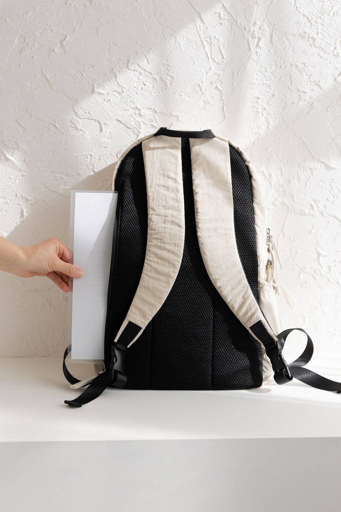 FELISSIMO Mama|Moredde　二層で荷物が分けられるのが便利なマザーズリュック〈アイボリー〉|背面はメッシュ素材。背面ポケットはA4サイズのファイルが入る大きいサイズです