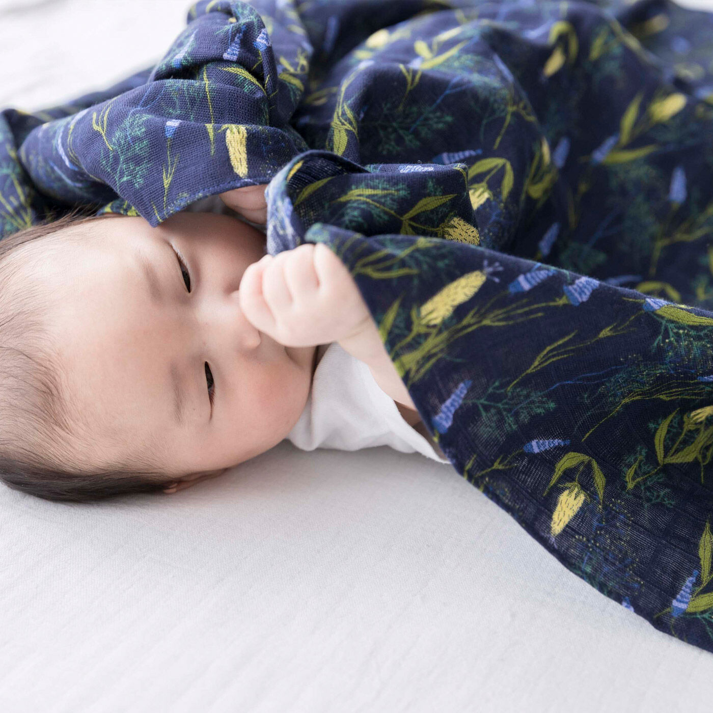 FELISSIMO Mama|タムロアヤノ×フェリシモＭａｍａ【Moredde】　モスリンコットンが心地いいおくるみ〈夜のバンクシア〉|外出時に温度調整にも役立ちます。
