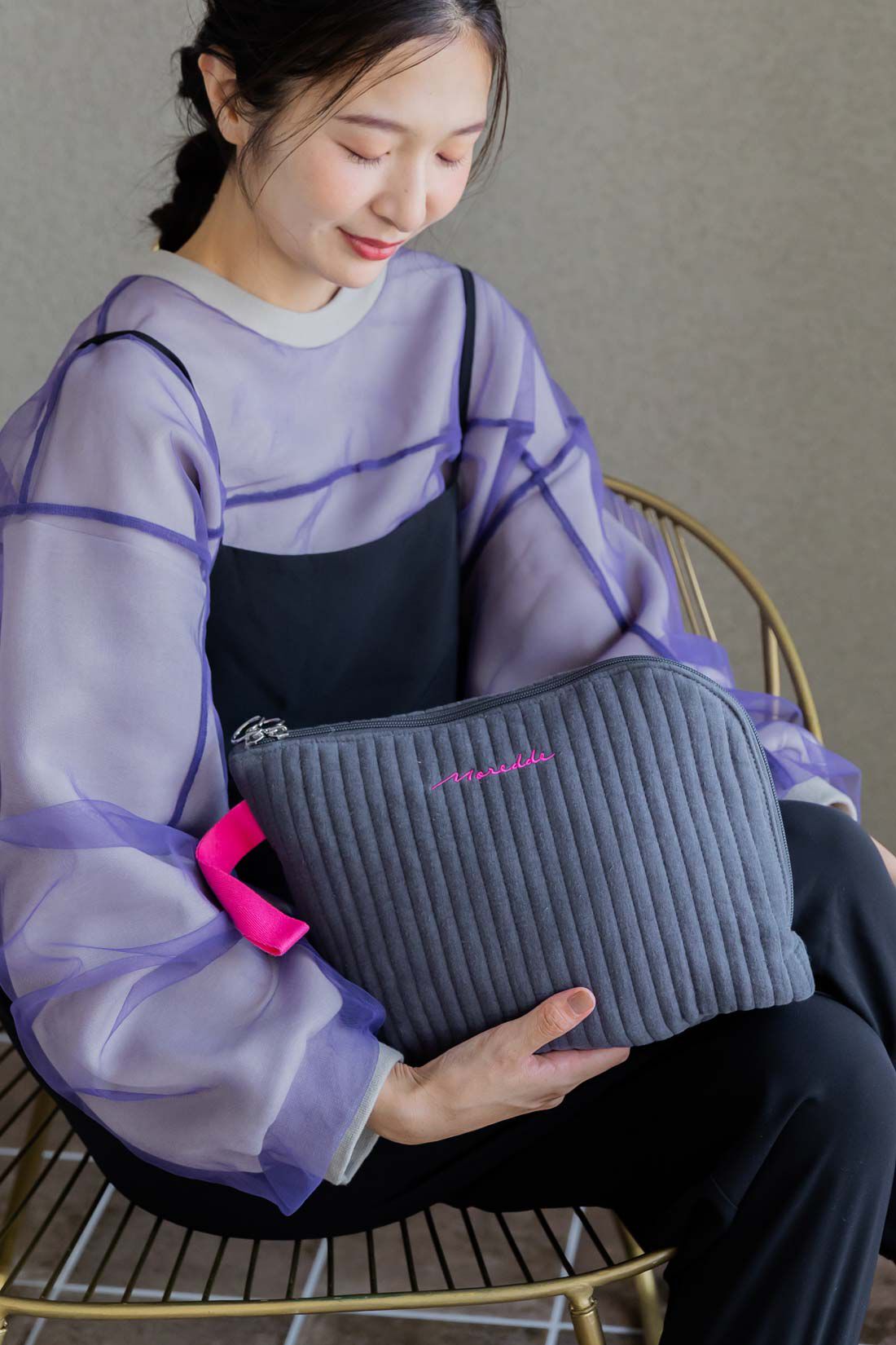 フェリシモMama|【はじめてのマザーズバッグセット】Moredde　手ざわりが心地いいキルティングマザーズトートバッグ＆おむつポーチ〈アッシュネイビー〉|ストラップがついているので持ち運び便利。