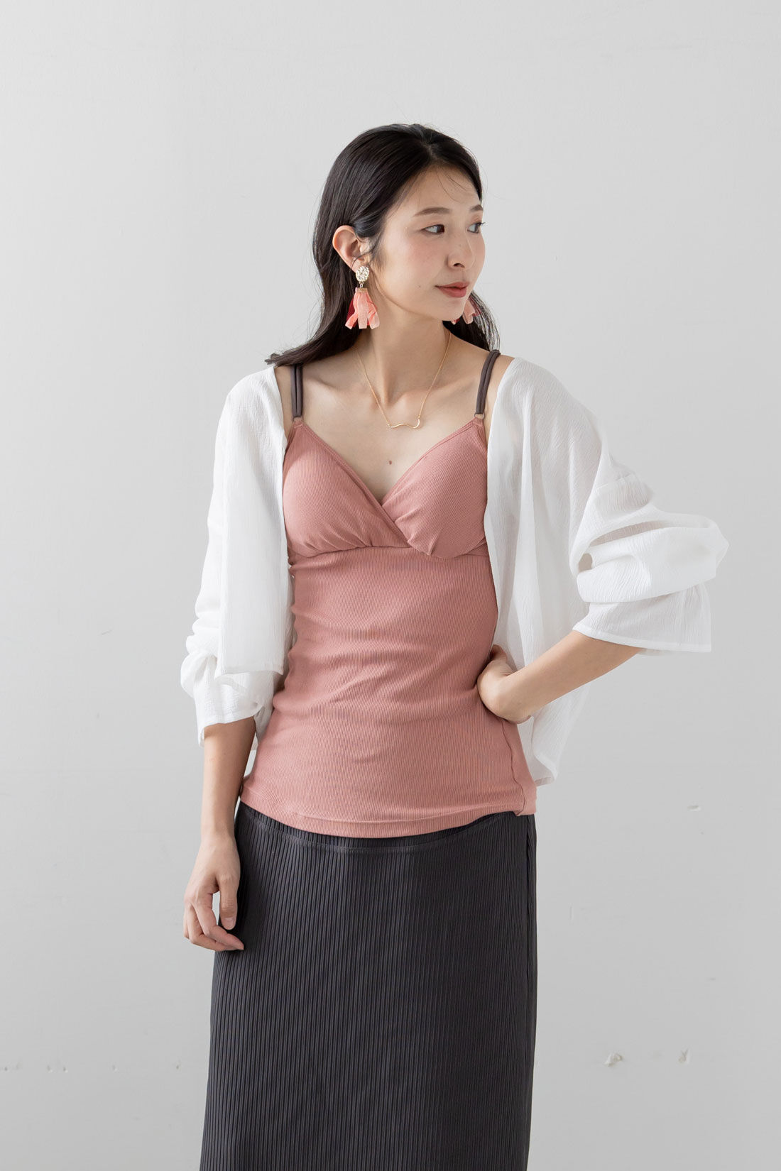 FELISSIMO Mama|［Mama select］産前・産後使える　ストラップが伸びて授乳しやすい　カップ付きカシュクール授乳ブラキャミソール〈ブラック〉|model:H167　着用サイズ：1(マタニティM)　※写真は別色です。