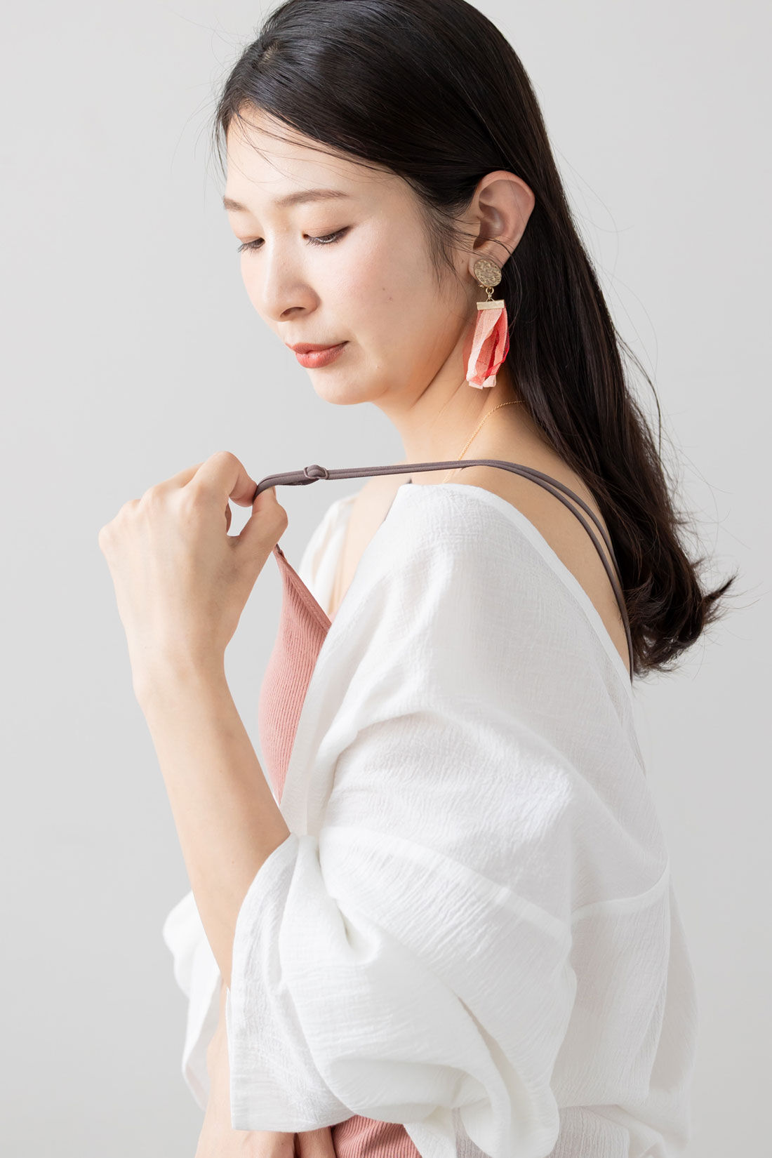 FELISSIMO Mama|［Mama select］産前・産後使える　ストラップが伸びて授乳しやすい　カップ付きカシュクール授乳ブラキャミソール〈ライトグリーン〉|肩ひもがしっかり伸びるデザインで、授乳がとてもしやすい。　　※写真は別色です。