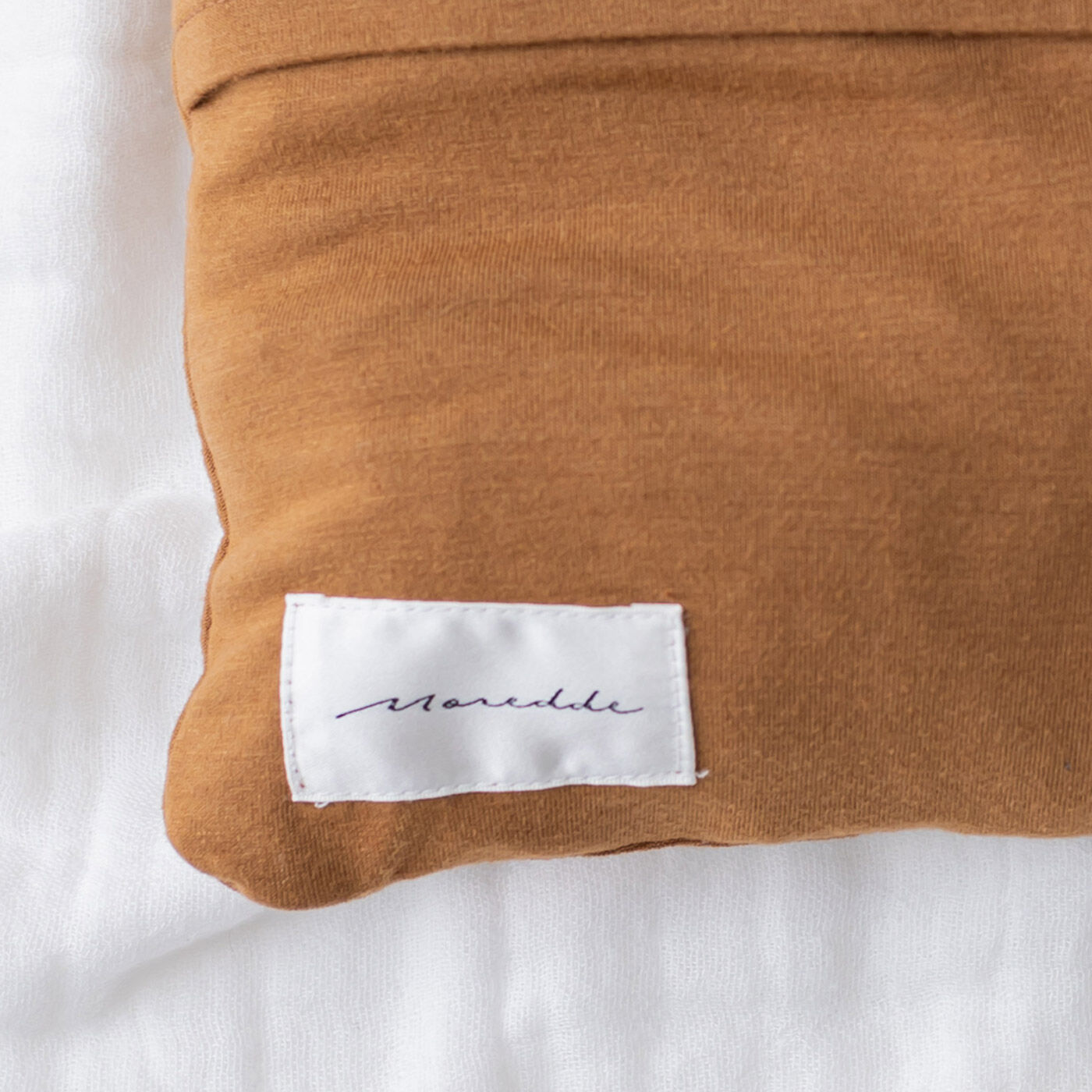 FELISSIMO Mama|Moredde　ワイヤー入りの衿ぐりで安心　ストレッチカットソーで３６０度すっぽり覆うポケッタブル授乳ケープ　〈キャメル〉|ポケッタブルにした時にブランドネームがデザインポイントに。