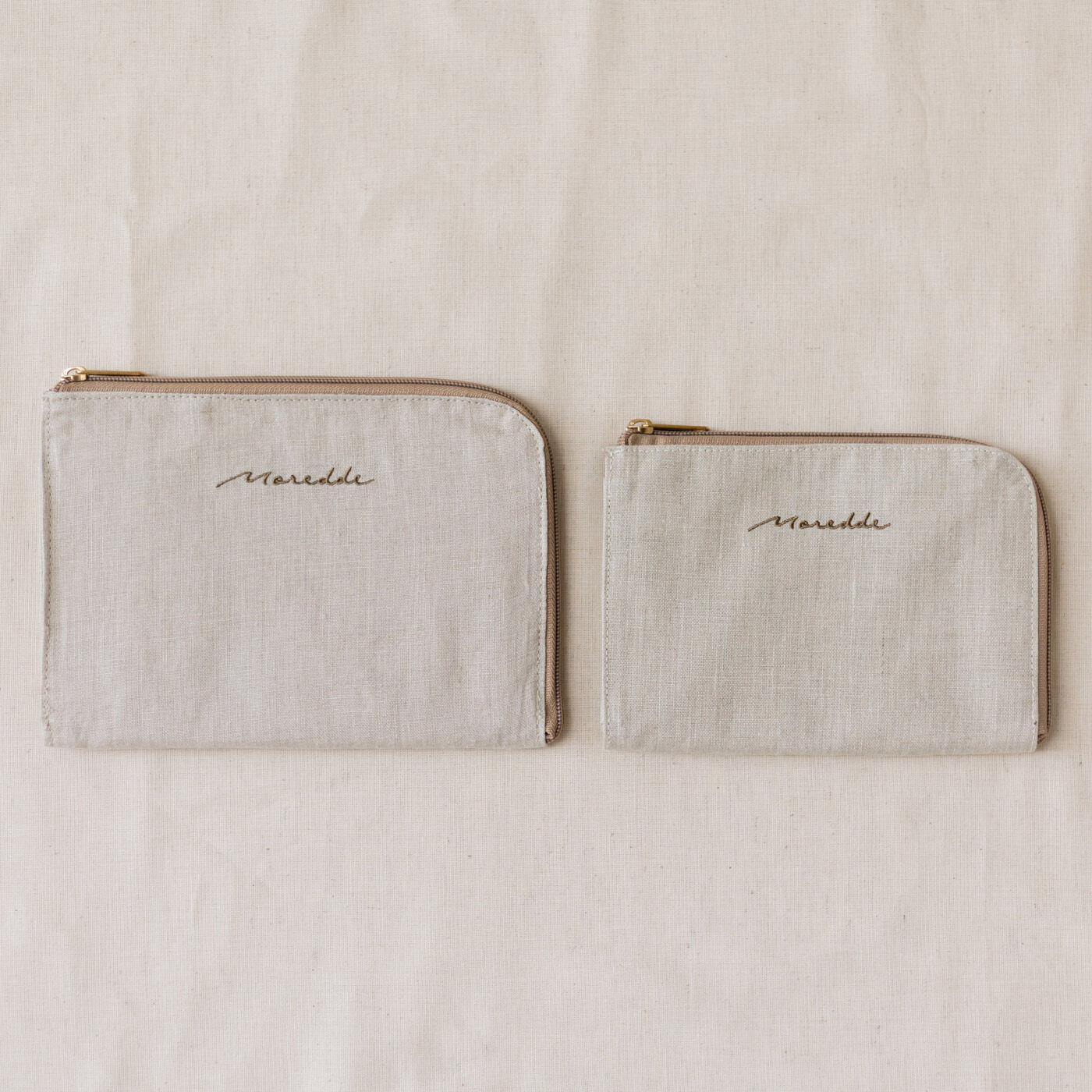 フェリシモMama|Moredde　ジャバラポケットで仕分け上手　軽くてスリムな母子手帳ケース Sサイズ〈ベージュ〉|同シリーズのMサイズ（左）Sサイズ（右）を並べました。