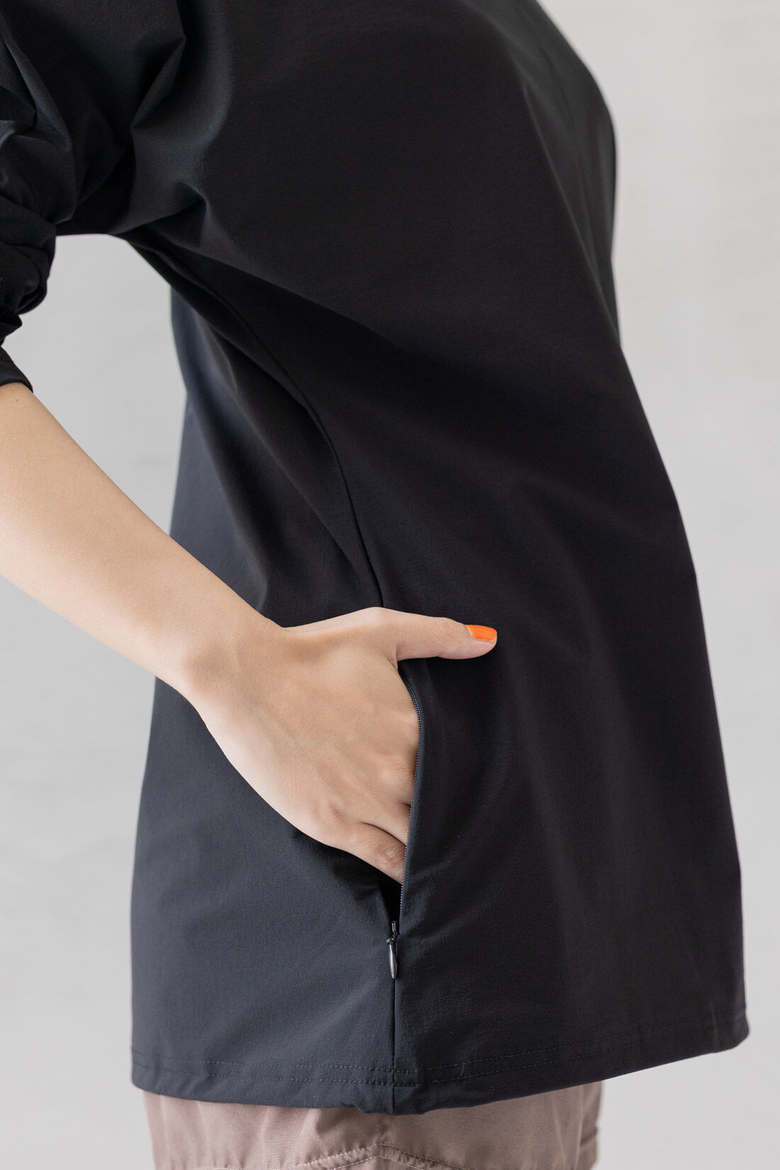 FELISSIMO Mama|Moredde　シルエットが変えられるUVカットラッシュガード〈カーキ〉|右にファスナー付きポケットが付いているので安心。※写真は別色です。