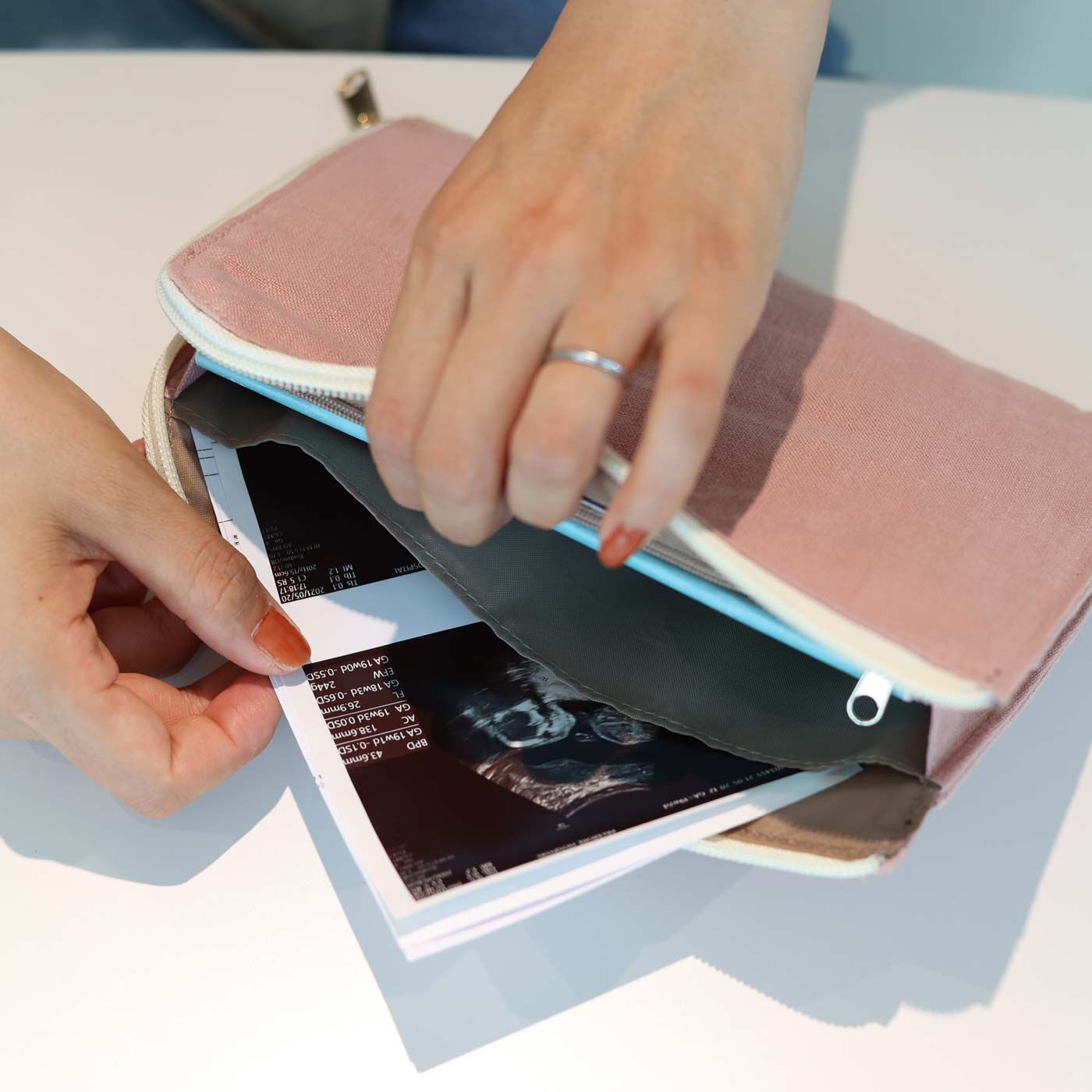 フェリシモMama|Moredde　ジャバラポケットで仕分け上手　軽くてスリムな母子手帳ケース〈ピンク〉|マチなしポケットには、エコー写真などを入れて。