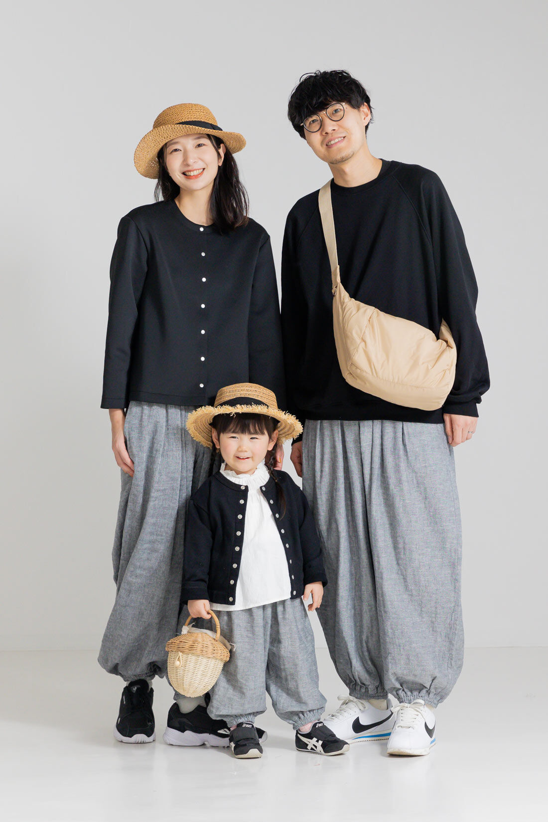 FELISSIMO Mama|リブ　イン　コンフォート　肌に当たる裏側は綿１００％！　風合いのいい麻混ダブルガーゼのぽんわりキッズパンツ〈グレー〉|ママ　model:H167　着用サイズ：MTサイズ　パパ　model:H177　着用サイズ：LLサイズ