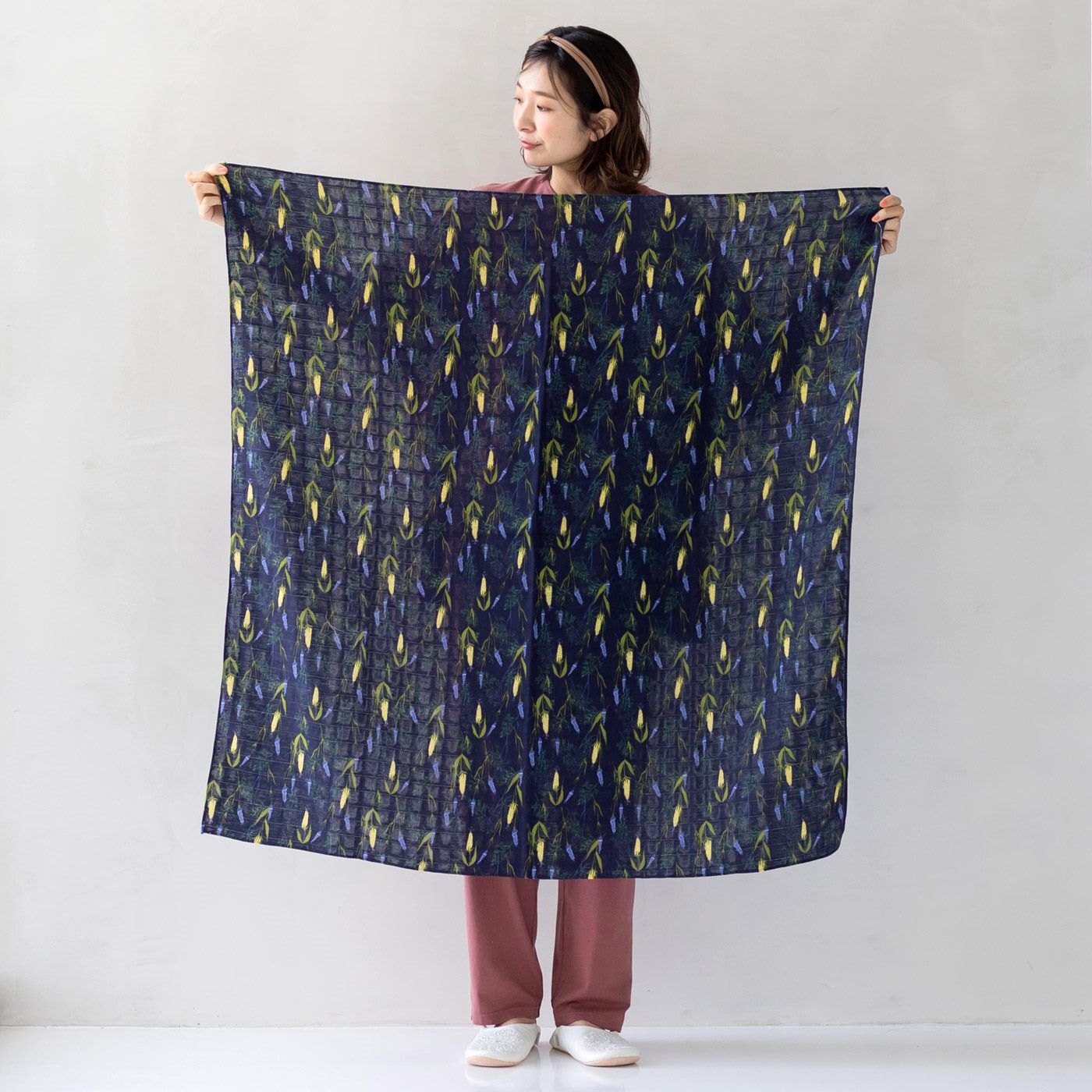 FELISSIMO Mama|タムロアヤノ×フェリシモＭａｍａ【Moredde】　モスリンコットンが心地いいおくるみ〈夜のバンクシア〉|大判のサイズが使いやすい。