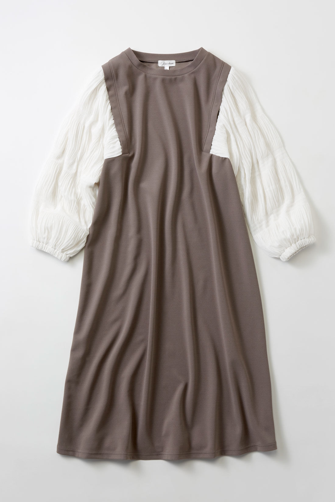 フェリシモMama|［Mama select］マタニティ・産後使える　授乳しやすい　袖シャーリング素材ワンピース〈モカ〉|ブラウスにジャンパースカートを重ね着したような、切り替えデザインのワンピース。