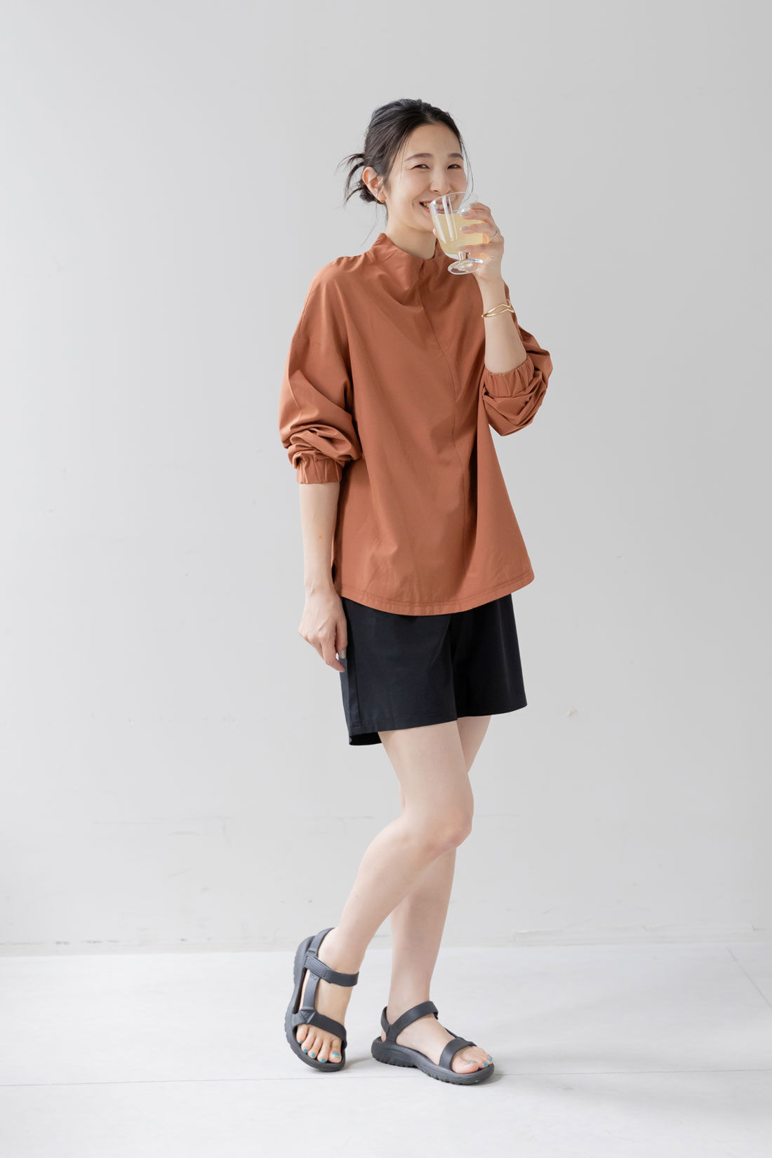 FELISSIMO Mama|Moredde　フロントジップのUVカットラッシュガード＆ショートパンツセット〈アプリコットブラウン〉|model:H167　着用サイズ：モデル用M（袖丈+1㎝）