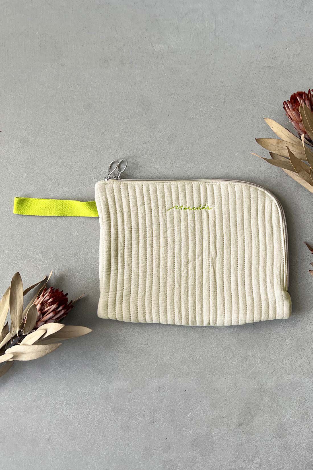 FELISSIMO Mama|Moredde　Ｌ字に開くのが便利　手ざわりが心地いいキルティングおむつポーチ〈ライトベージュ〉|刺繍とストラップの配色がデザインポイント。
