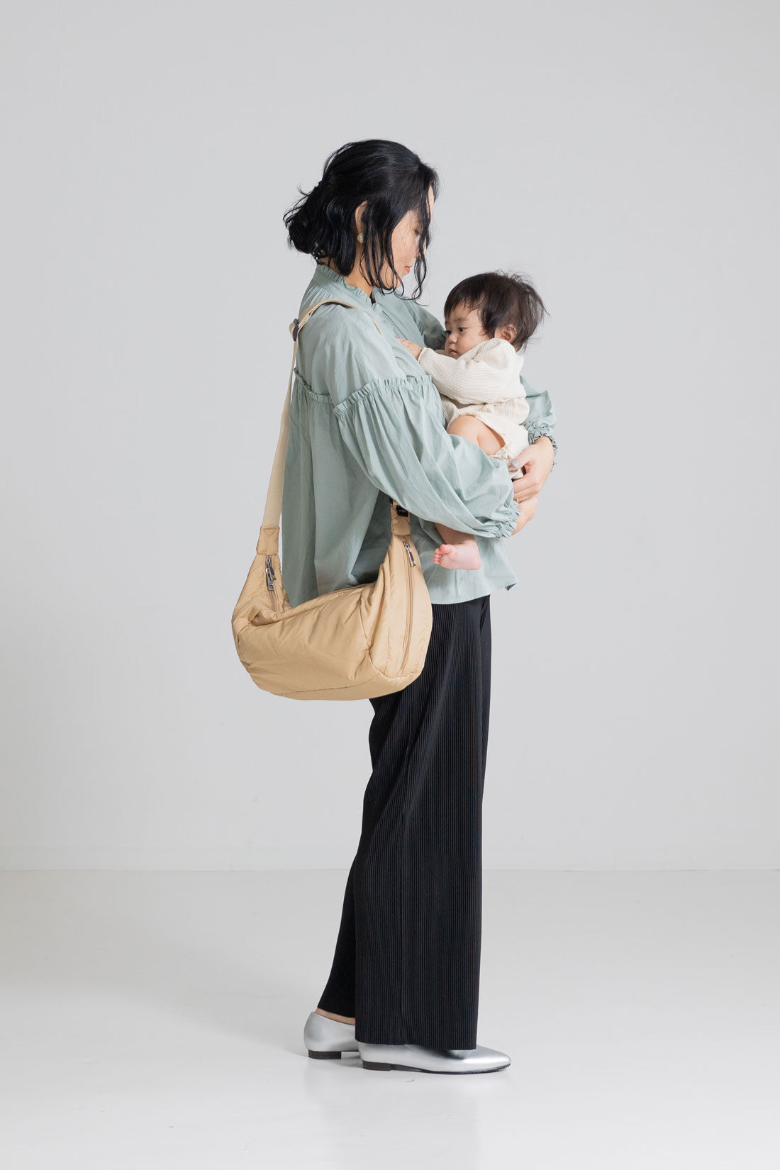 フェリシモMama|［Mama select］からだに沿う　二部屋仕様のやわらかショルダーバッグ〈ベージュ〉|赤ちゃんを抱っこするママの背中に寄り添う、ちょうどよい大きさとやわらかさ
