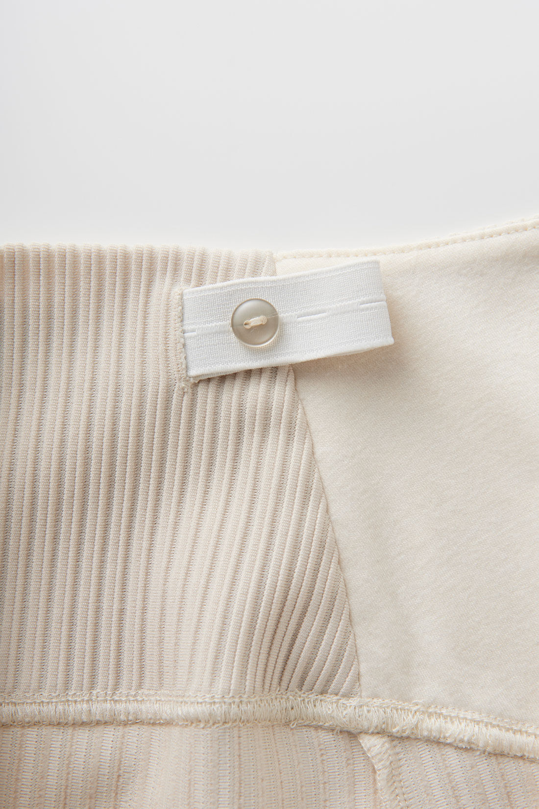 FELISSIMO Mama|Moredde　リップルカットソー素材がらくちんきれいな　産前産後使えるIラインスカート〈アイボリー〉|ウエスト後ろに調節可能なゴムベルト付き。産前産後の体型に合わせて調整できます。　