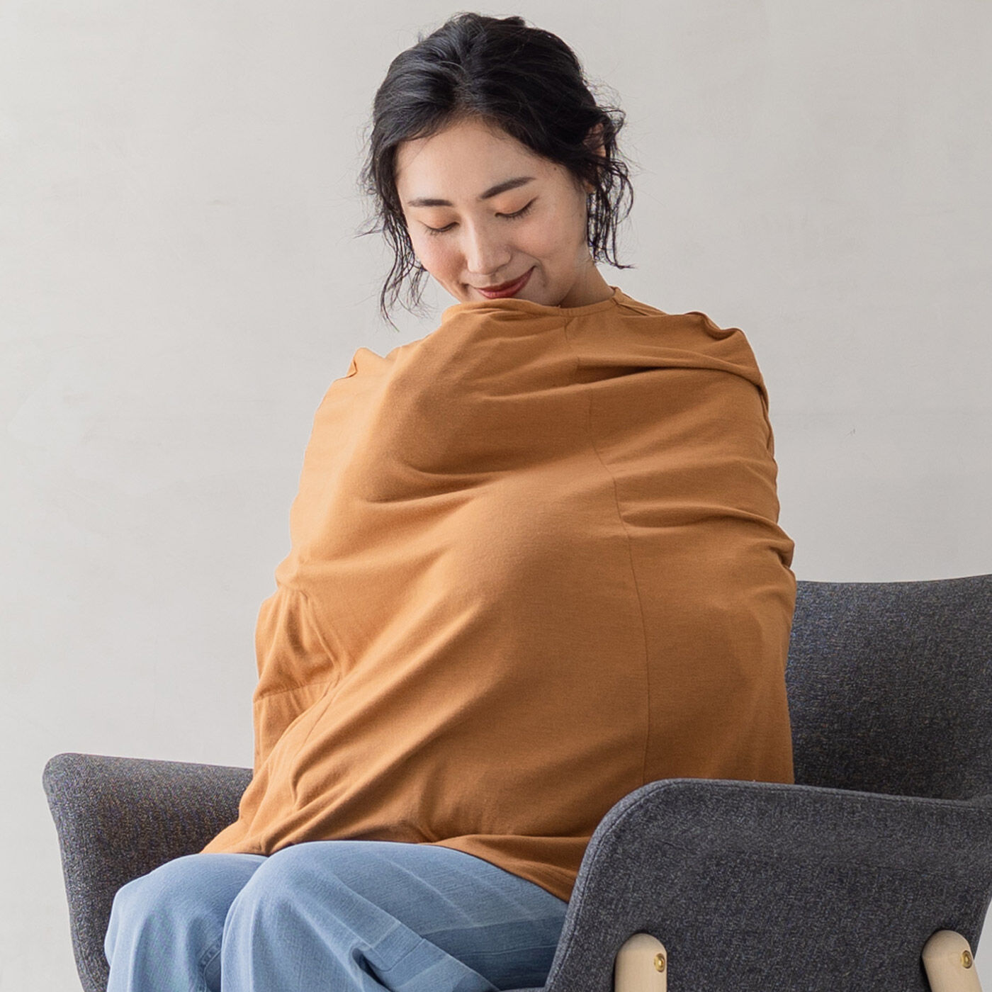 FELISSIMO Mama|Moredde　ワイヤー入りの衿ぐりで安心　ストレッチカットソーで３６０度すっぽり覆うポケッタブル授乳ケープ　〈キャメル〉|衿ぐりにワイヤー入りで赤ちゃんをのぞきやすい。