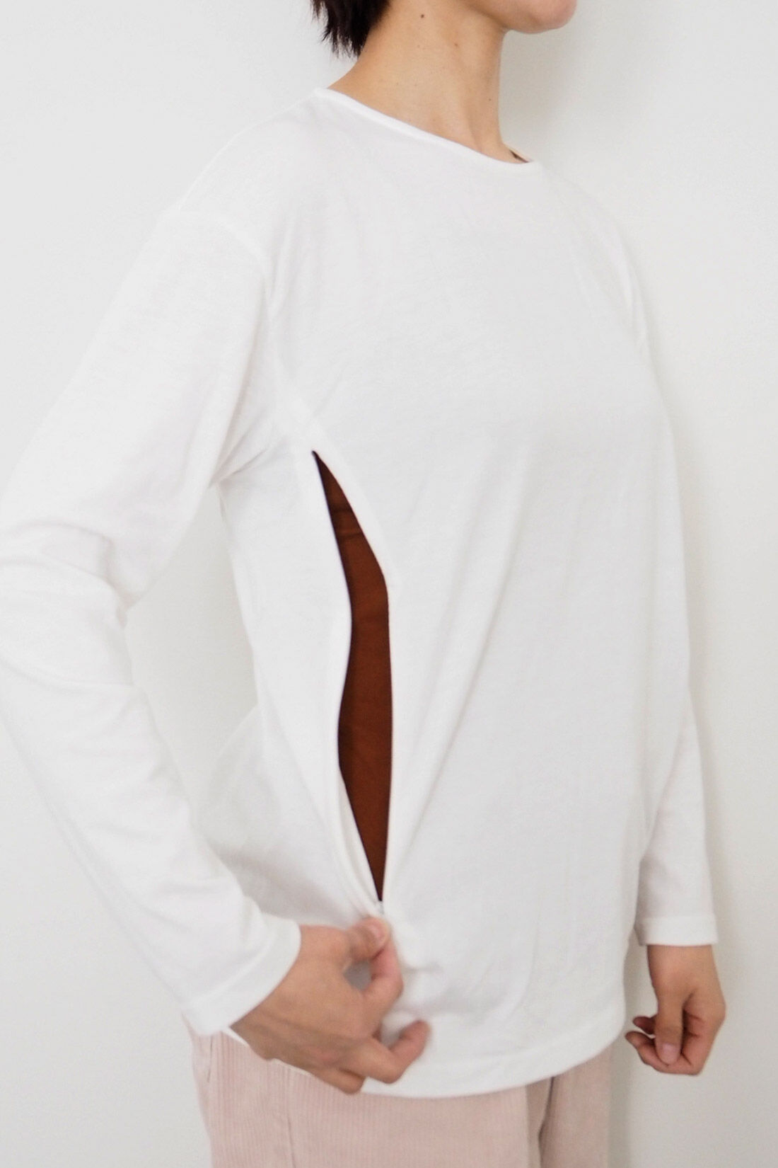 FELISSIMO Mama|Moredde　授乳がかんたん　産前産後どちらも楽しめるジョガーサロペット＆クルーネックTシャツセット〈ブラック〉|トップスのサイドのコンシールファスナーはすそギリギリまで開くので、授乳がしやすい仕様です。