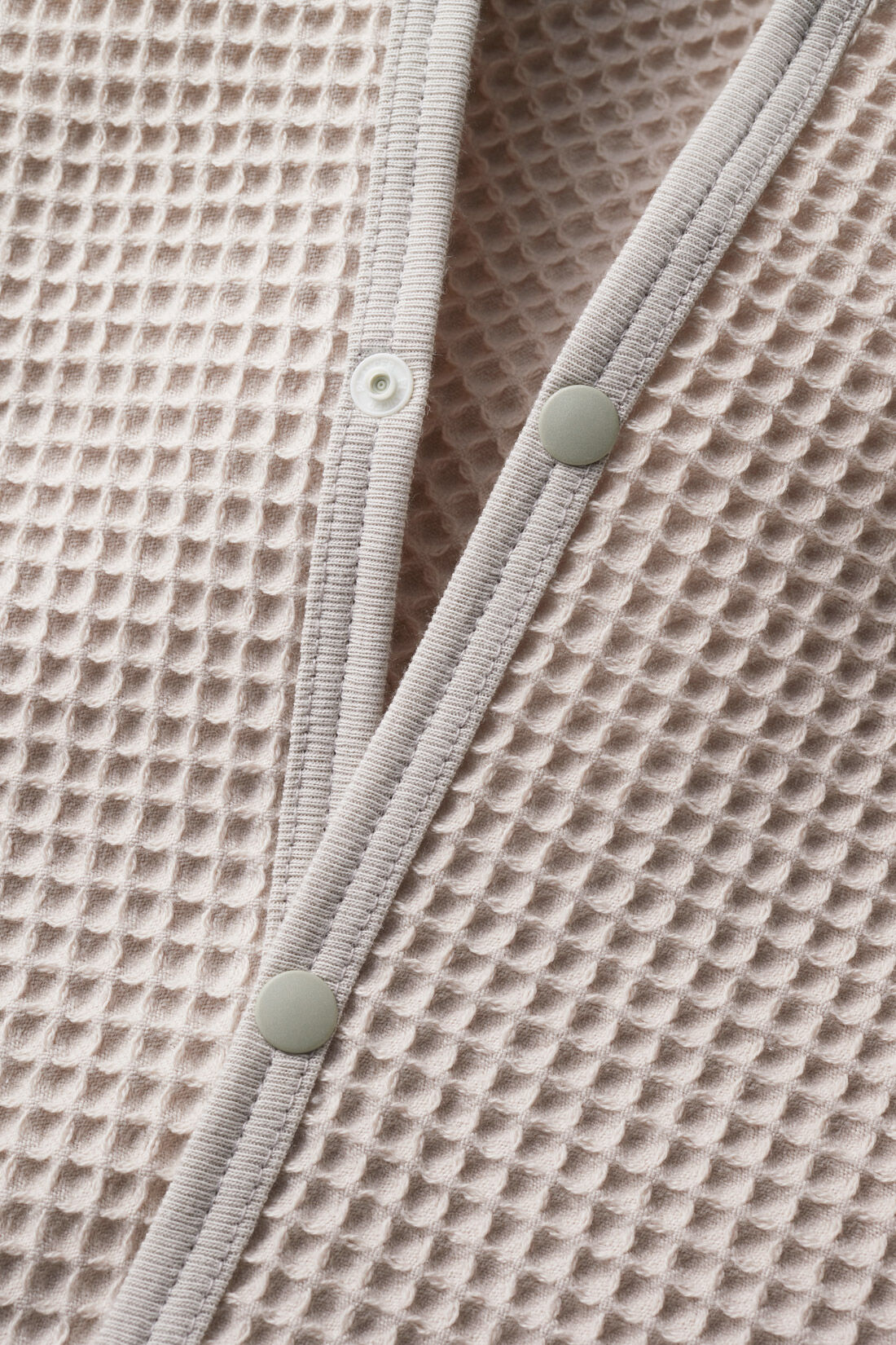 フェリシモMama|Moredde　くま耳がかわいい　コットン100％ぽこぽこワッフル素材の　ジャパンメイドベビータオル〈グレージュ〉|凹凸感のある綿100％のワッフル素材。スナップボタンで服のように着込むことができます。