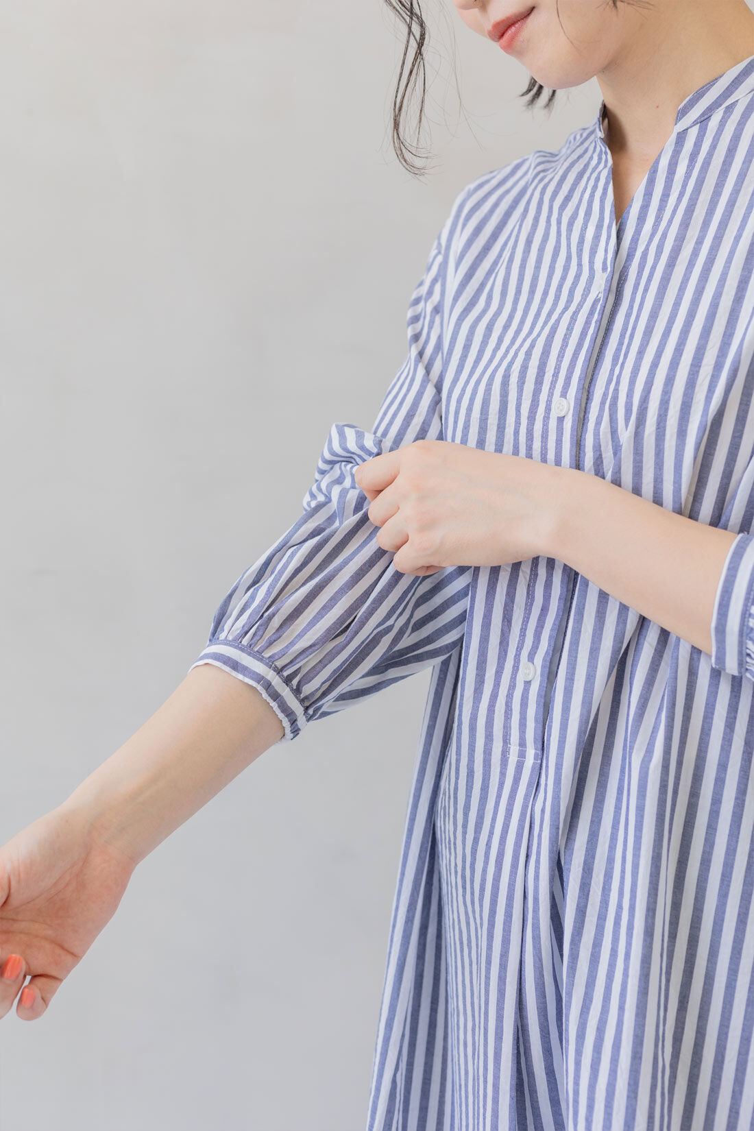 FELISSIMO Mama|Moredde　マタニティから産後も使える　ママによりそうワンピースパジャマ〈ベージュストライプ〉|袖の内側がゴム仕様になっているので家事をするのもらく。　※写真は別色です。