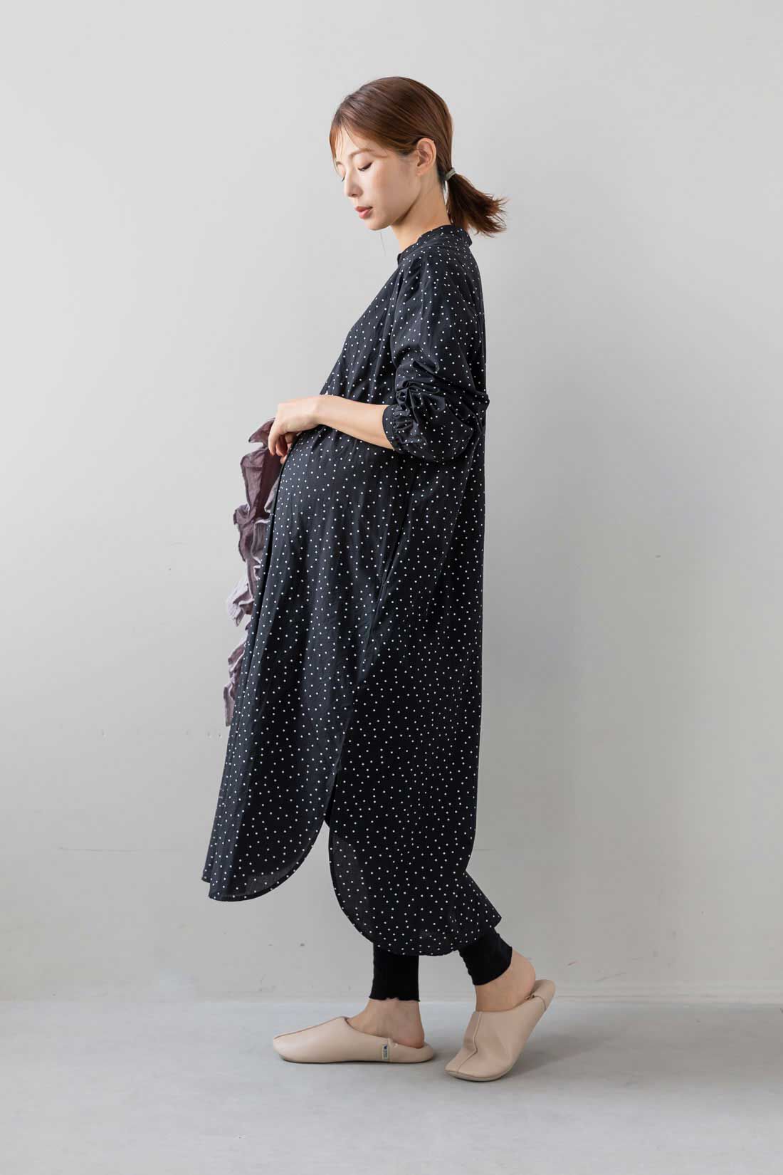 FELISSIMO Mama|【はじめてのマタニティセット】Moredde　マタニティから産後も使える　ワンピースパジャマ〈ドット〉＆ウエストクロスのリブレギンス〈杢グレー〉|サイドのスリットで抜け感をプラス