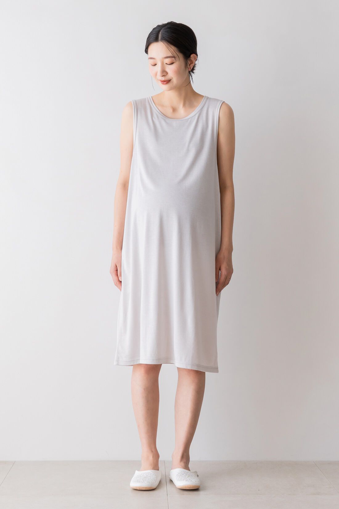 FELISSIMO Mama|Moredde　授乳がらくちん　カットソーペチワンピース〈ブラック〉|衿もとから見えてもOKなラウンドネック。　※写真は別色です。