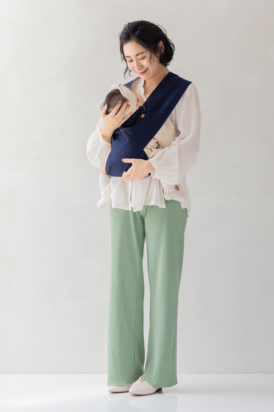 FELISSIMO Mama|Moredde　マタニティから産後も使える　ウエストクロス仕様のプリーツパンツ〈ピスタチオグリーン〉