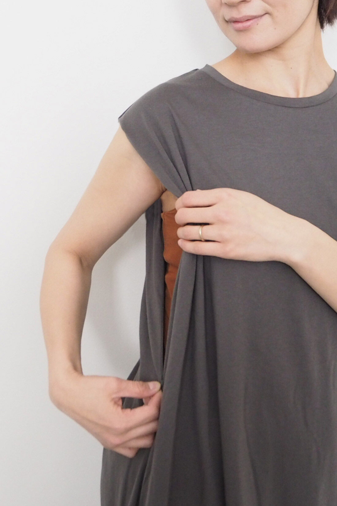 FELISSIMO Mama|Moredde　産前産後楽しめる　サイドファスナーで授乳が簡単　ショルダータッククルーネックカットソーワンピース〈チャコールグレー〉|サイドのコンシールファスナーは長めの設定で授乳しやすい仕様です。