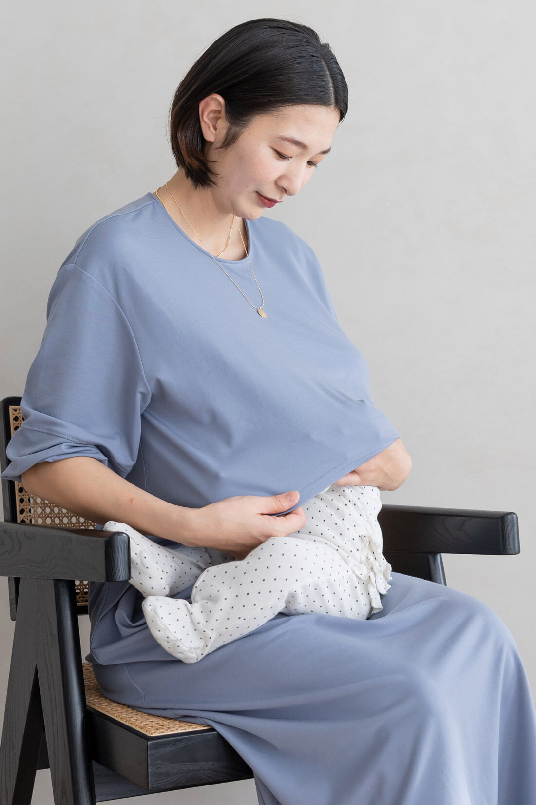 FELISSIMO Mama|Moredde　フォーマルシーンでも使える　授乳がかんたん　しなやかカットソーのデザインワンピース〈グレイッシュブルー〉|ワンピースのアームホールを大きく設定し、授乳がしやすい仕様です。